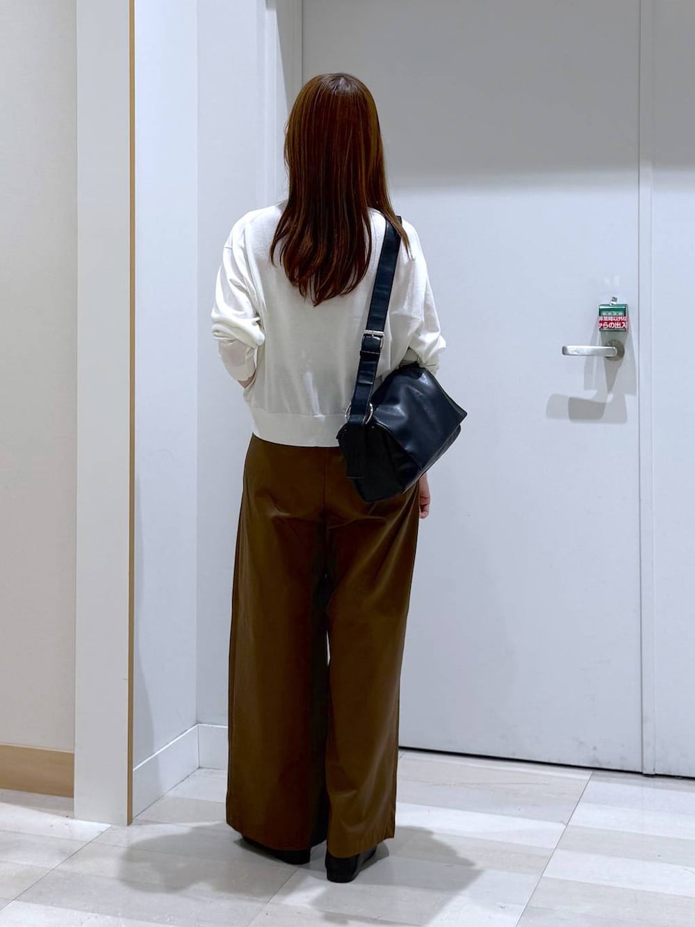 ホワイト系のカーディガン/ボレロ、ブラック系のローファー、ブラック系のショルダーバッグを着用したレディースの夏コーディネートの3枚目の写真