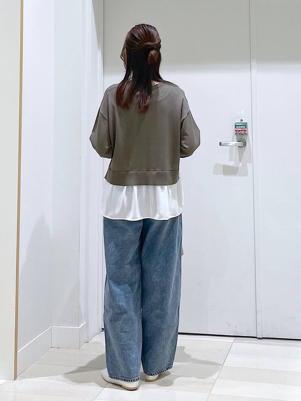 ブルー系のデニムパンツ、ブラウン系のニット/セーター、グレー系のパンプスを着用したレディースの春コーディネートの3枚目の写真