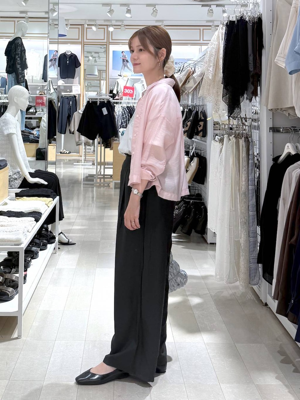 ブラック系のパンプス、ベージュ系のその他パンツ、ピンク系のシャツ/ブラウスを着用したレディースの夏コーディネートの2枚目の写真
