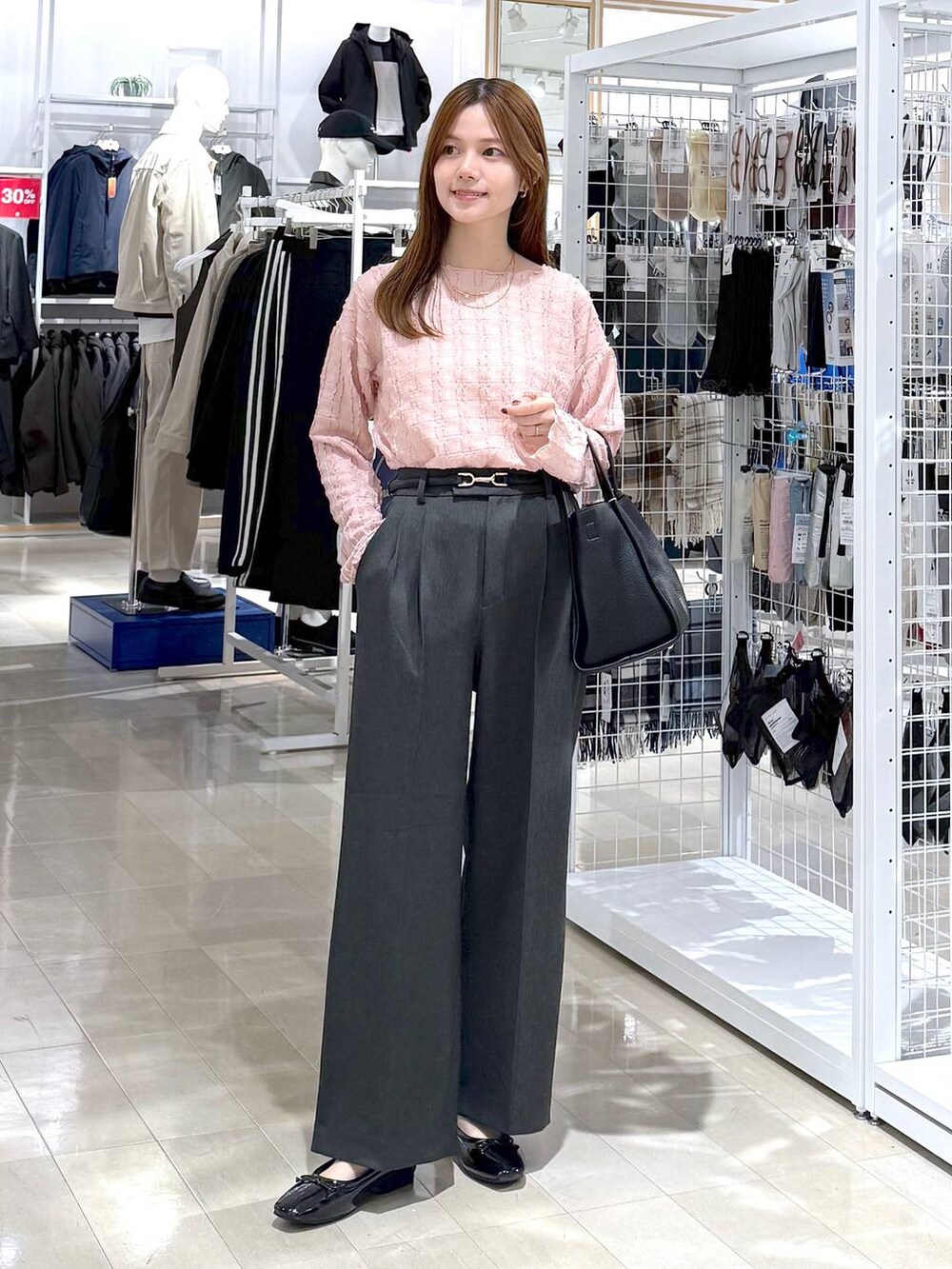 ブラック系のトートバッグ、グレー系のその他パンツ、ピンク系のTシャツ/カットソーを着用したレディースの秋コーディネートの4枚目の写真