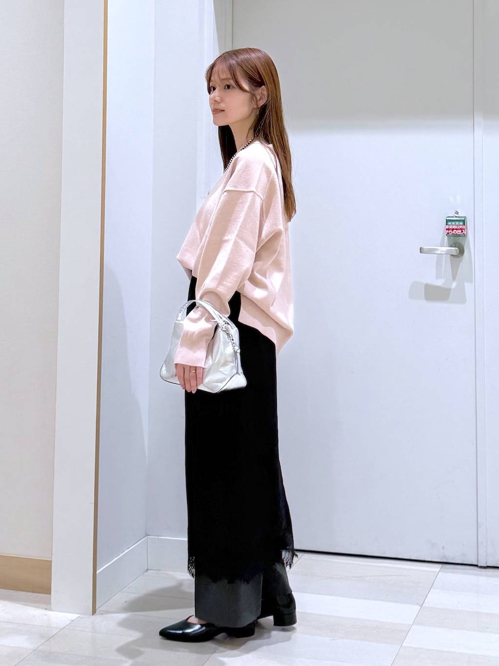 シルバー系のショルダーバッグ、ブラック系のパンプス、グレー系のその他パンツを着用したレディースの春コーディネートの2枚目の写真