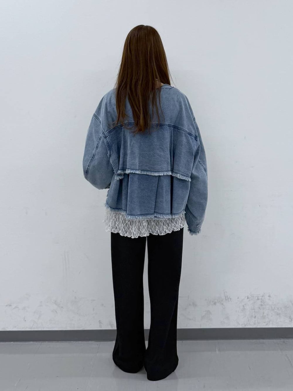 ブラック系のローファー、ブラウン系のボストンバッグ、ブラック系のその他パンツを着用したレディースの春コーディネートの3枚目の写真