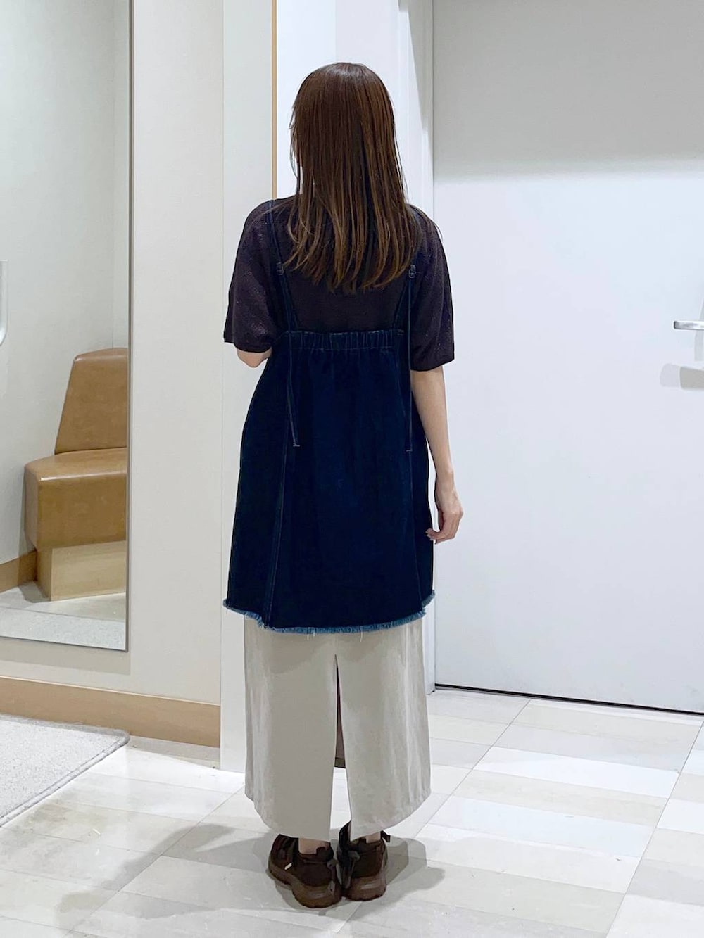 ブラウン系のニット/セーター、ベージュ系のスカート、シルバー系のネックレスを着用したレディースの秋コーディネートの3枚目の写真