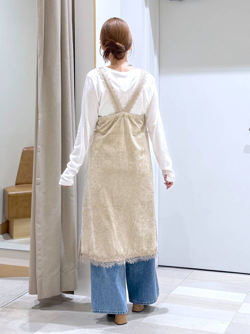 ホワイト系のTシャツ/カットソー、レッド系のパンプス、シルバー系のネックレスを着用したレディースの夏コーディネートの3枚目の写真