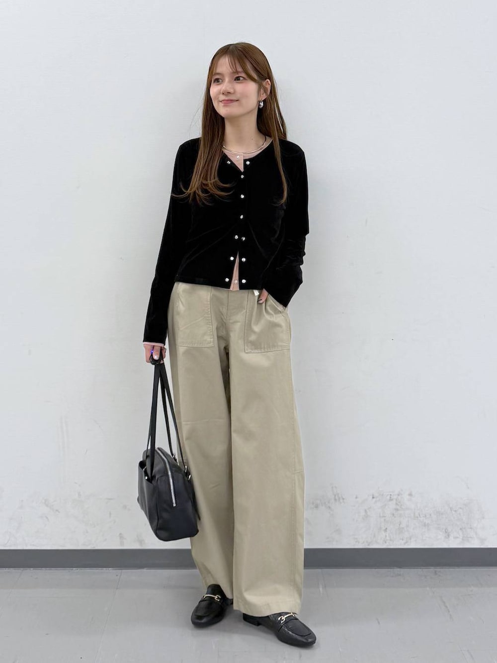 ブラック系のローファー、ベージュ系のその他パンツ、ブラック系のショルダーバッグを着用したレディースの春コーディネートの4枚目の写真