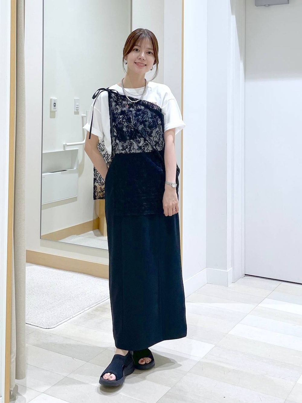 「体型カバー、低身長、カジュアル、ママコーデ、Tシャツ、夏コーデ、スカート、レイヤードスタイル、サンダル、ネックレス」｜「GLOBAL WORKのレースラップベルト/147075（その他小物、ブラック系）」を使った、きょんさん（レディース・155cm）の夏コーディネートの4枚目の写真