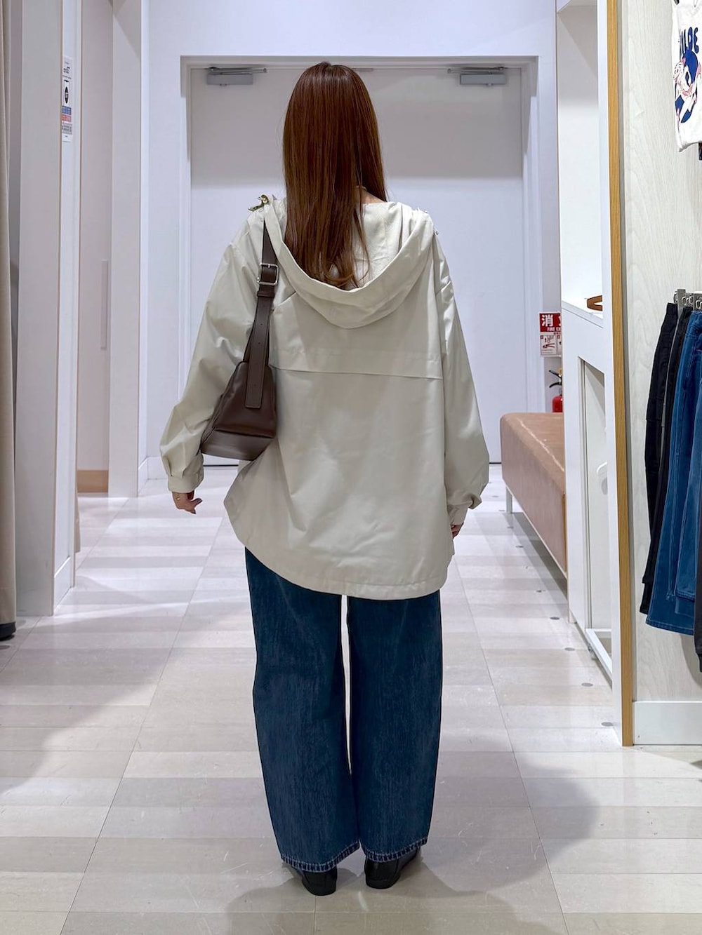 ブラック系のローファー、ベージュ系のマウンテンパーカー、グレー系のニット/セーターを着用したレディースの冬コーディネートの3枚目の写真