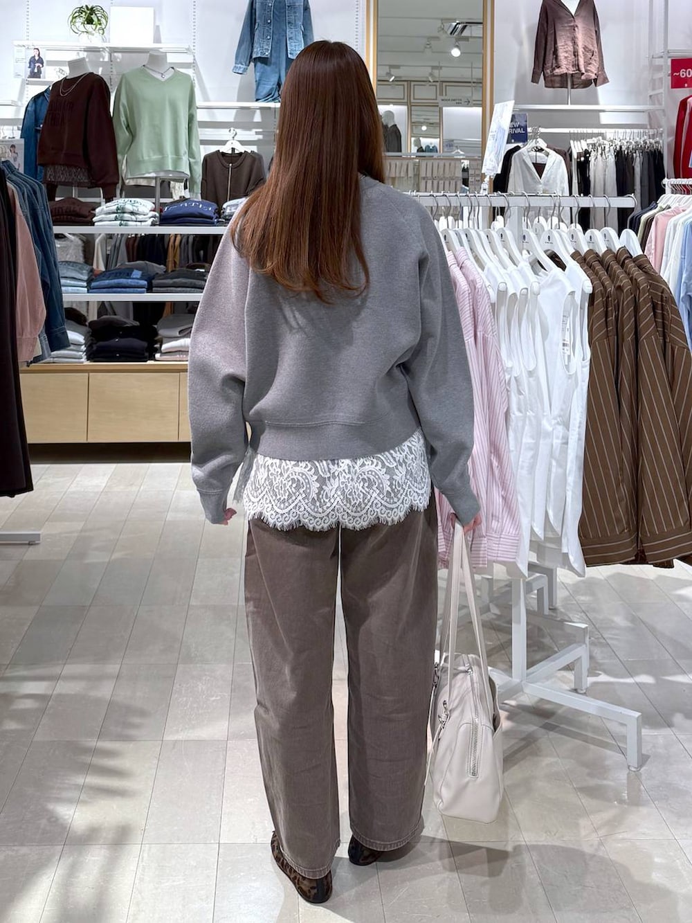 その他のバレエシューズ、ブラウン系のデニムパンツ、グレー系のカーディガン/ボレロを着用したレディースの春コーディネートの3枚目の写真