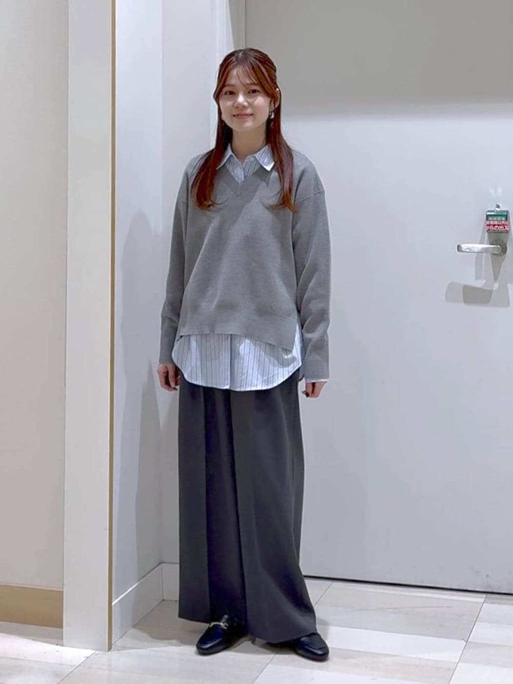 ブラック系のローファー、ブルー系のシャツ/ブラウス、ブルー系のトレンチコートを着用したレディースの冬コーディネートの4枚目の写真