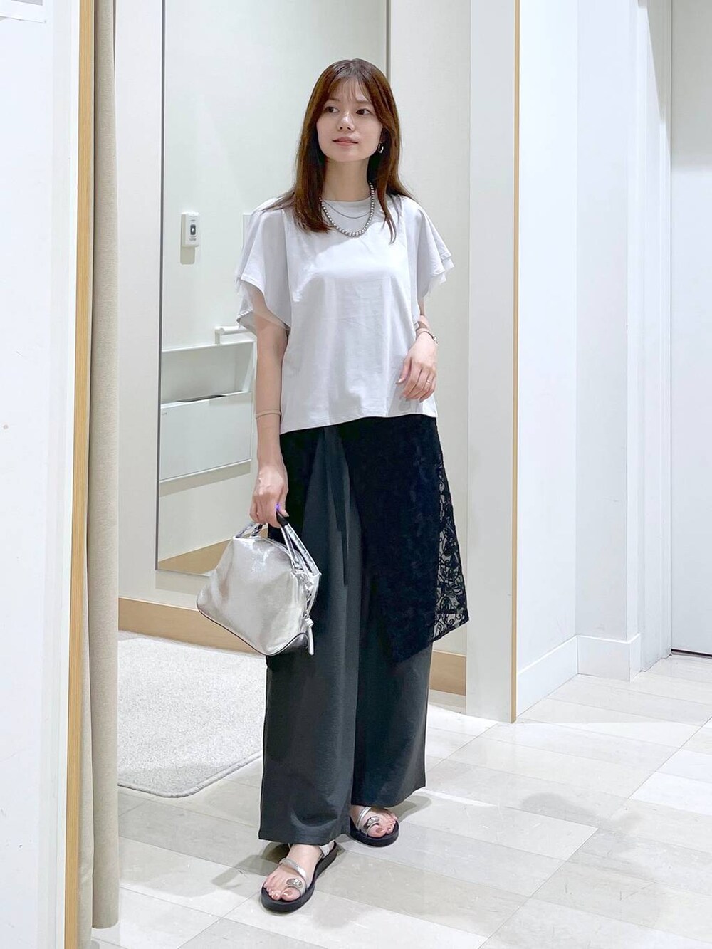シルバー系のショルダーバッグ、グレー系のTシャツ/カットソー、ブラック系のその他パンツを着用したレディースの夏コーディネートの4枚目の写真
