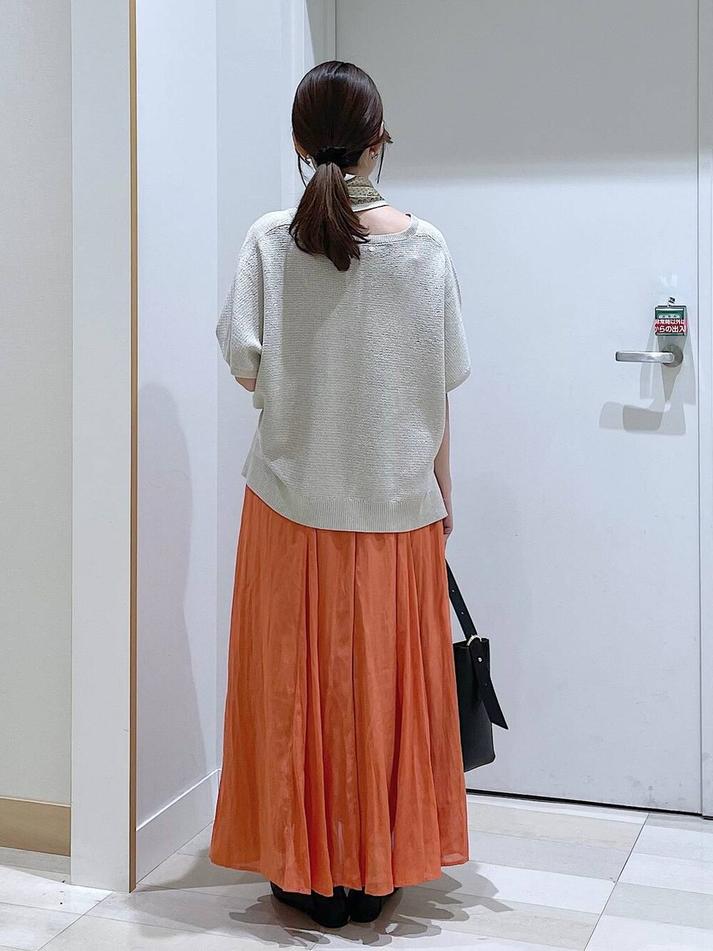 ブラック系のその他シューズ、ブラック系のショルダーバッグ、ベージュ系のニット/セーターを着用したレディースの春コーディネートの3枚目の写真