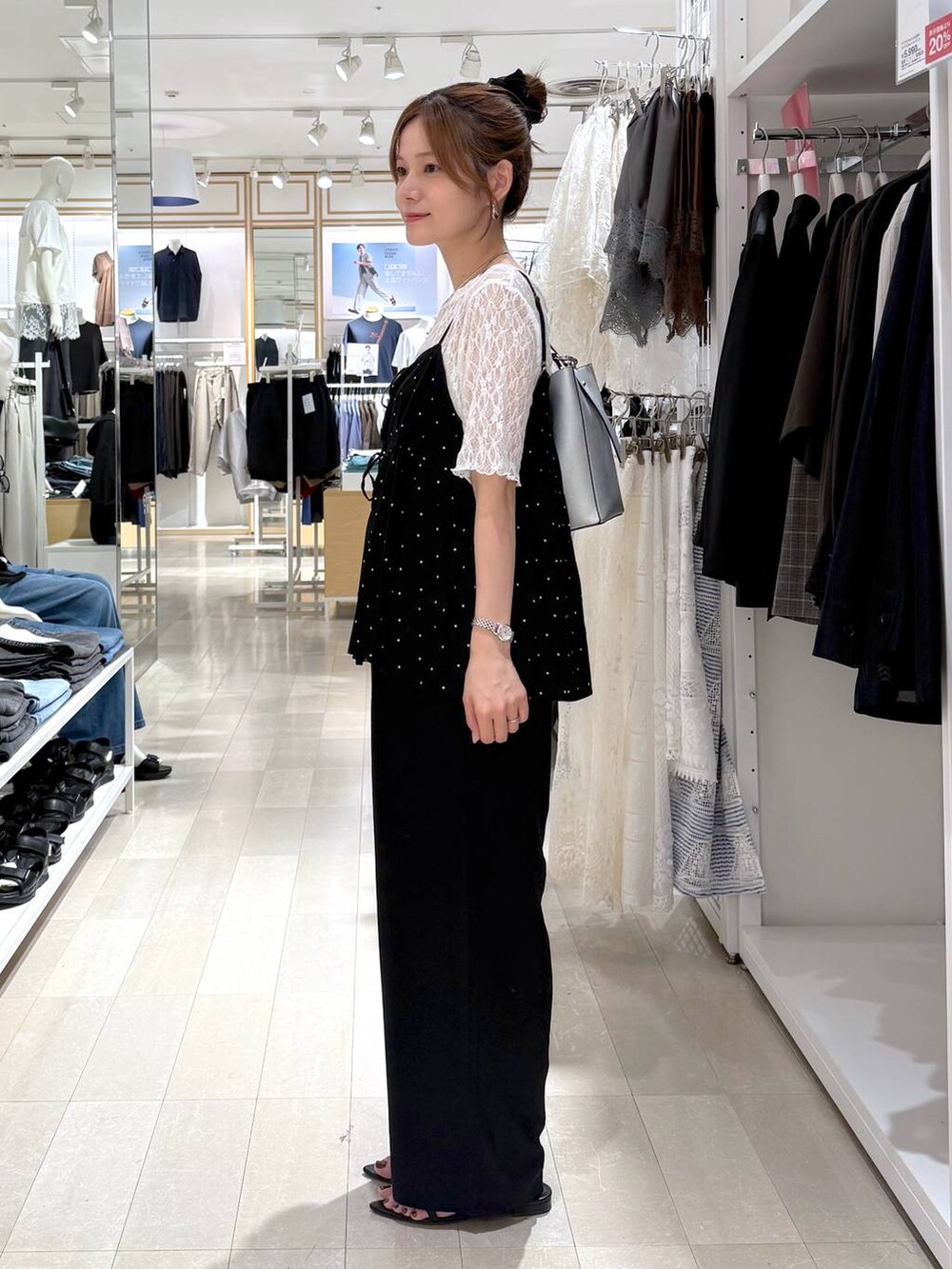 シルバー系のショルダーバッグ、ホワイト系のTシャツ/カットソー、ブラック系のその他パンツを着用したレディースの夏コーディネートの2枚目の写真