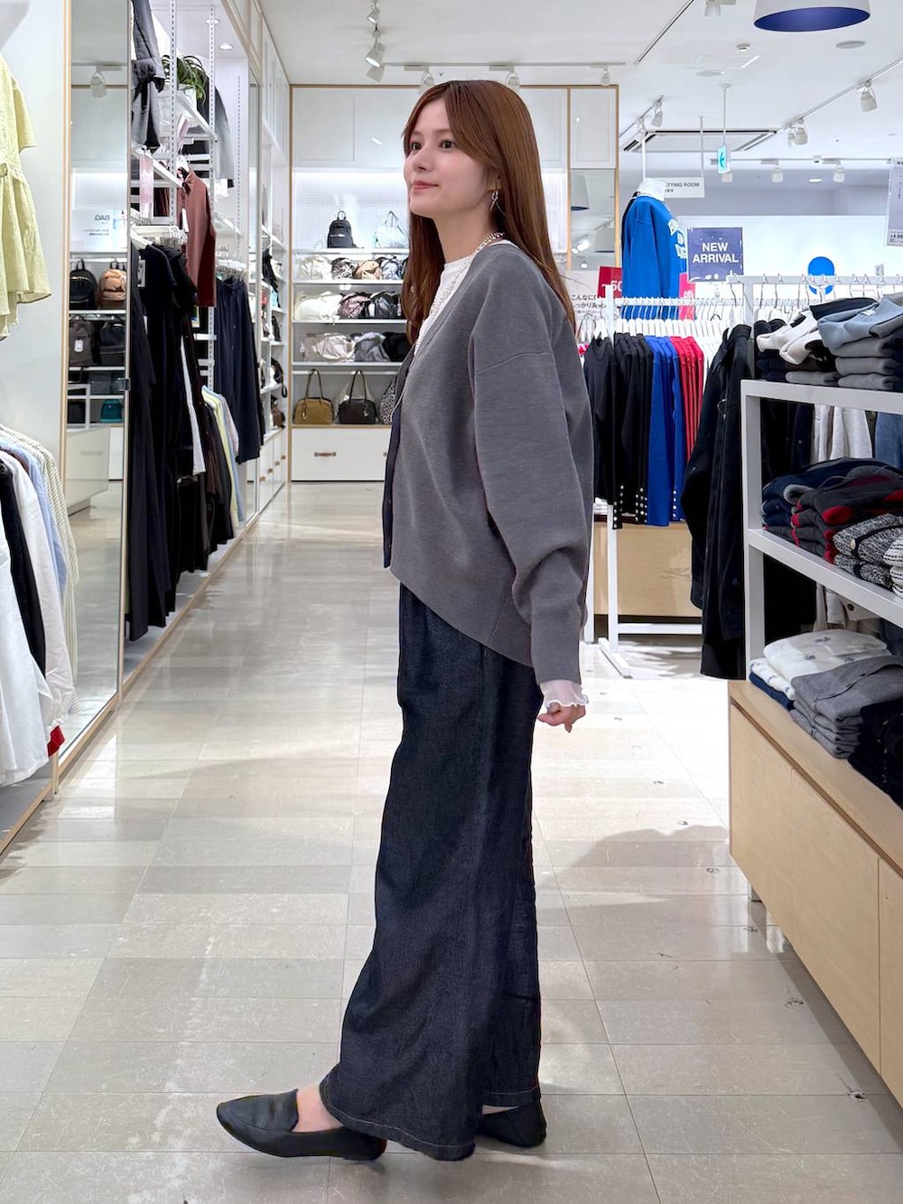 ブラック系のその他シューズ、ホワイト系のTシャツ/カットソー、ブルー系のデニムパンツを着用したレディースの秋コーディネートの2枚目の写真