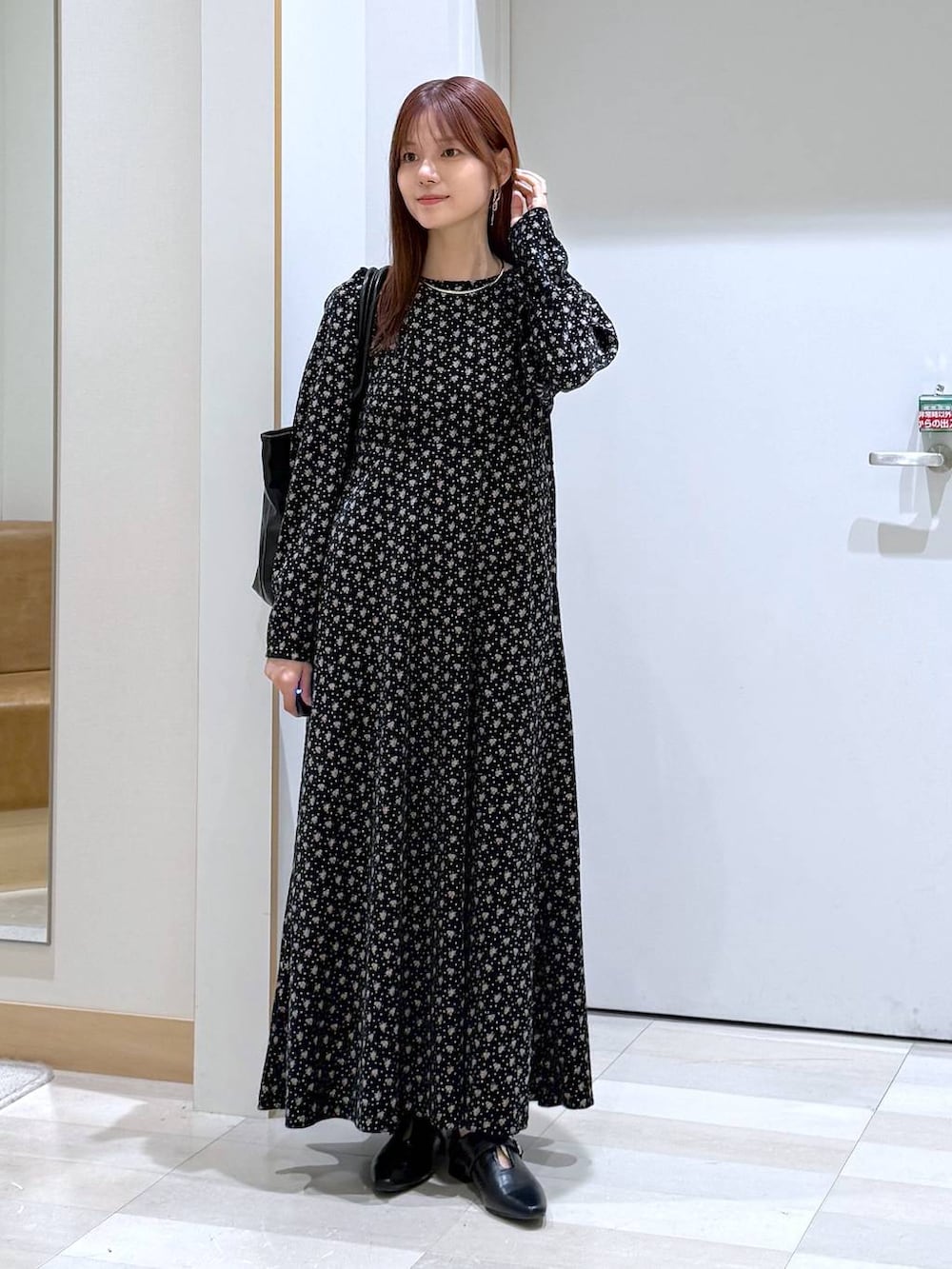 ブラック系のトートバッグ、ブラック系のパンプス、ブルー系のシャツ/ブラウスを着用したレディースの秋コーディネートの4枚目の写真