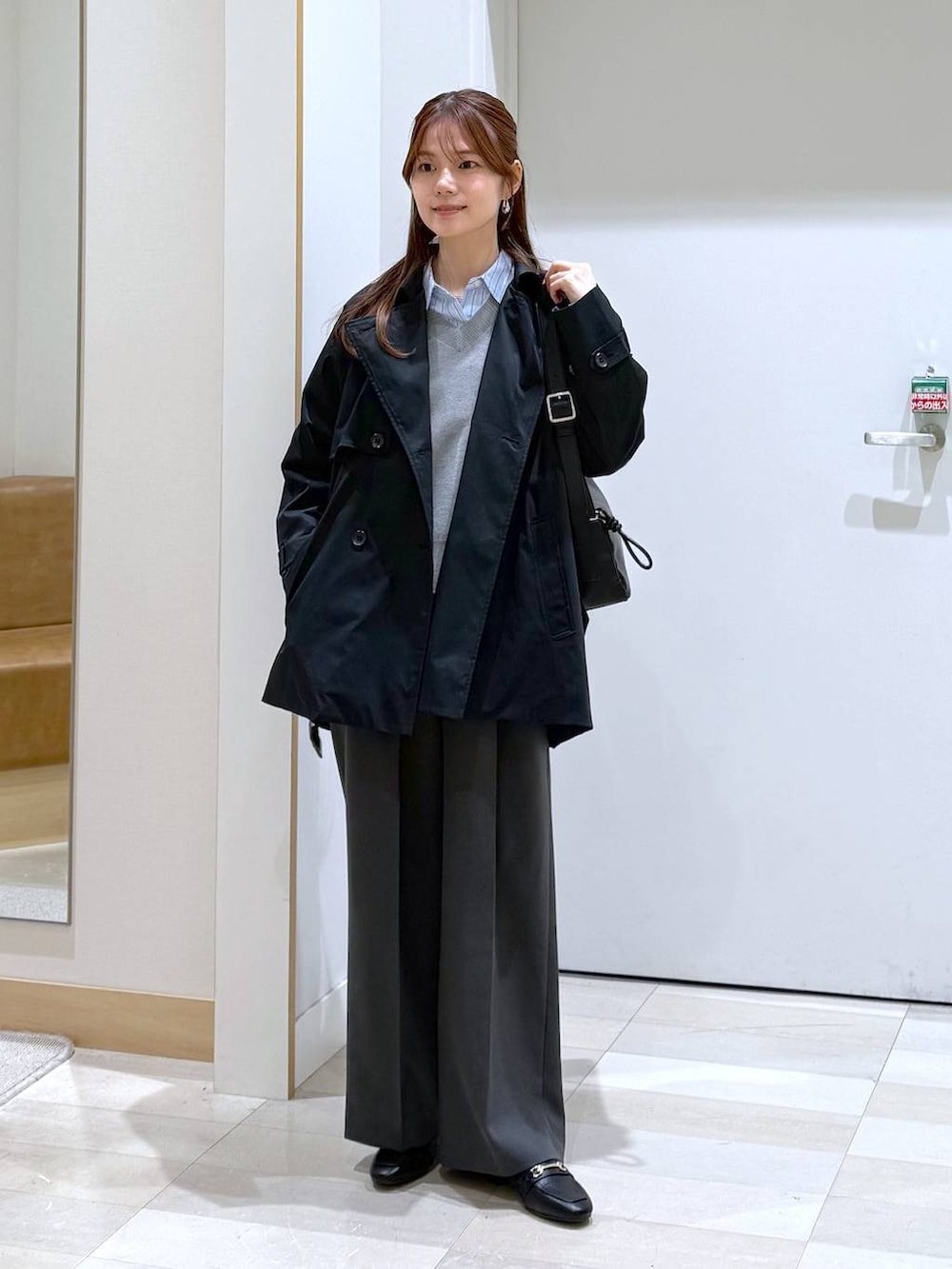 ブラック系のローファー、ブルー系のシャツ/ブラウス、ブルー系のトレンチコートを着用したレディースの冬コーディネートの5枚目の写真