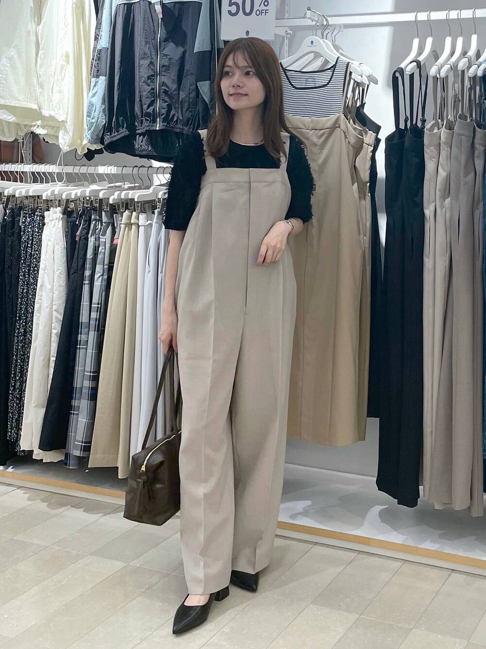 ベージュ系のつなぎ/オールインワン、ブラック系のサンダル、ブラック系のTシャツ/カットソーを着用したレディースの夏コーディネートの4枚目の写真