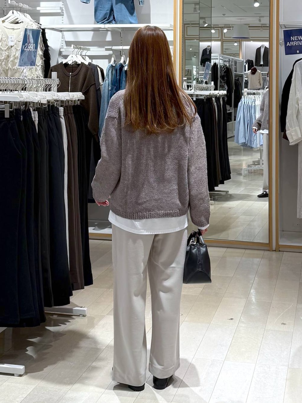 ブラック系のローファー、ブラック系のショルダーバッグ、ホワイト系のTシャツ/カットソーを着用したレディースの春コーディネートの3枚目の写真