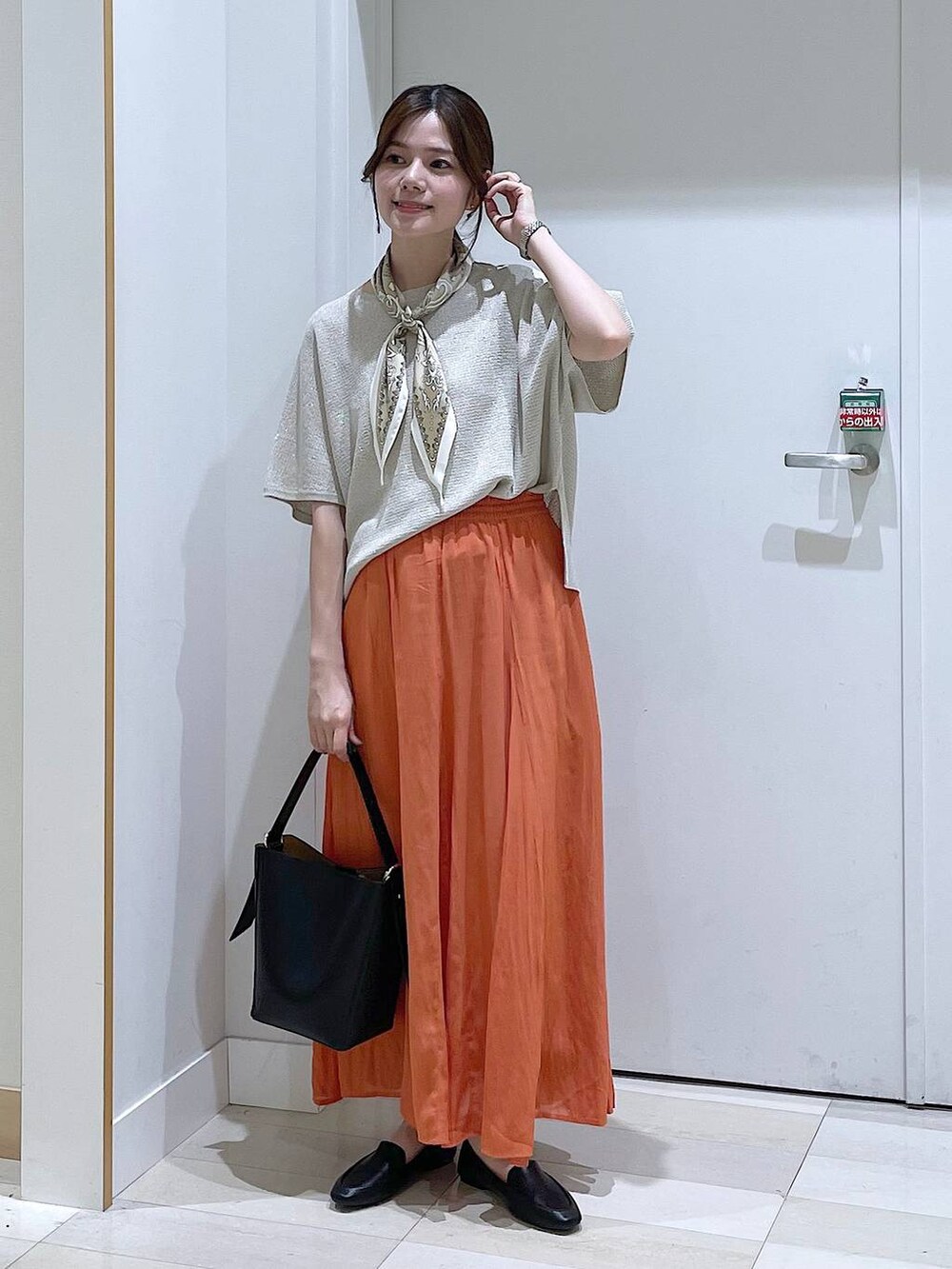 ブラック系のその他シューズ、ブラック系のショルダーバッグ、ベージュ系のニット/セーターを着用したレディースの春コーディネートの4枚目の写真