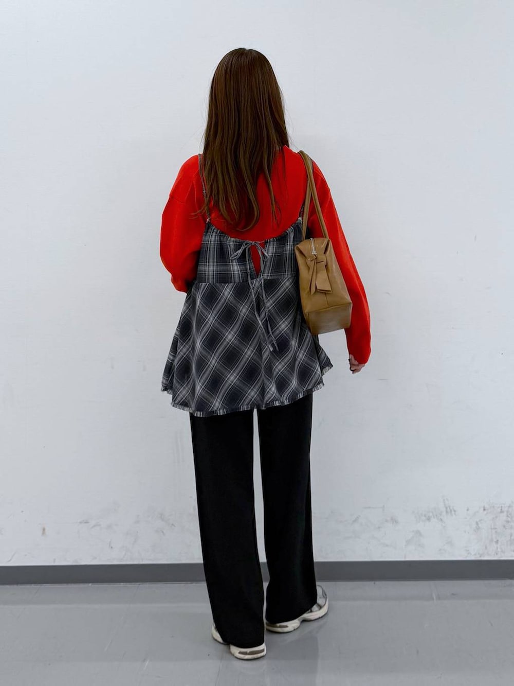 ブラウン系のボストンバッグ、ブラック系のその他トップス、レッド系のニット/セーターを着用したレディースの春コーディネートの3枚目の写真