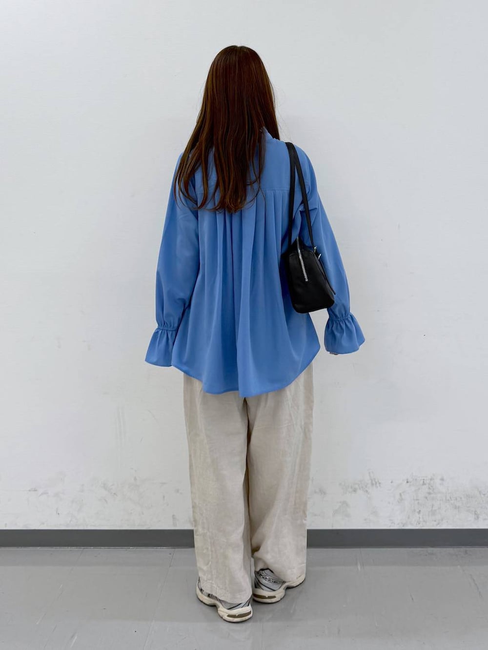 ホワイト系のその他パンツ、ブルー系のシャツ/ブラウス、ブラック系のショルダーバッグを着用したレディースの春コーディネートの3枚目の写真