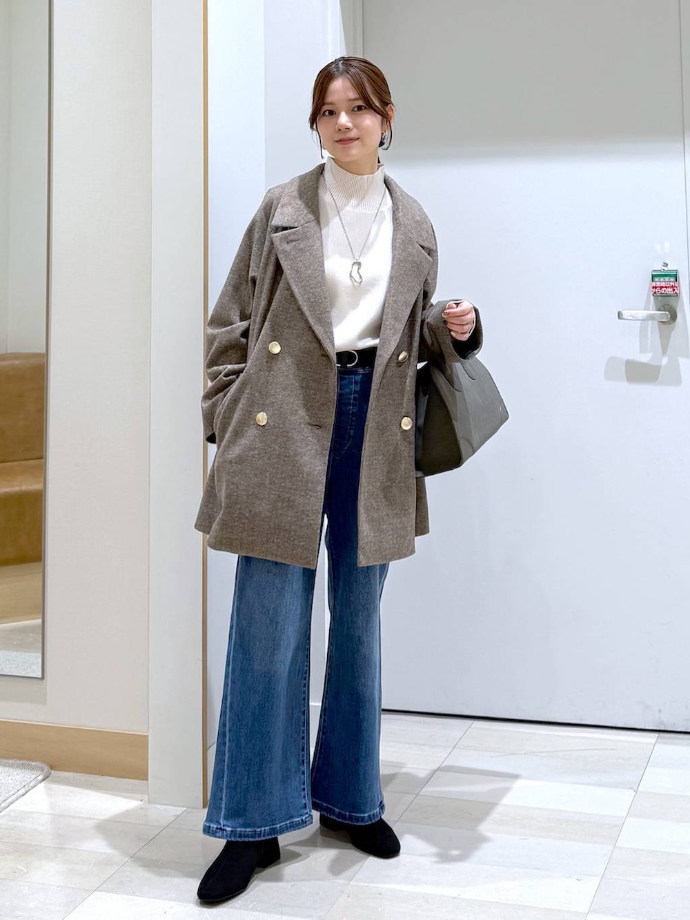 ブラウン系のチェスターコート、グリーン系のショルダーバッグ、ホワイト系のニット/セーターを着用したレディースの秋コーディネートの4枚目の写真