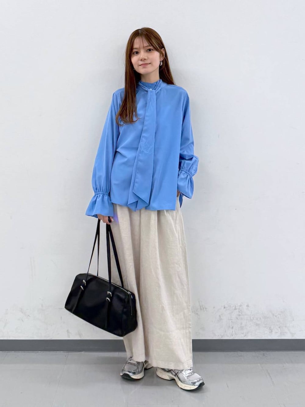 ホワイト系のその他パンツ、ブルー系のシャツ/ブラウス、ブラック系のショルダーバッグを着用したレディースの春コーディネートの4枚目の写真