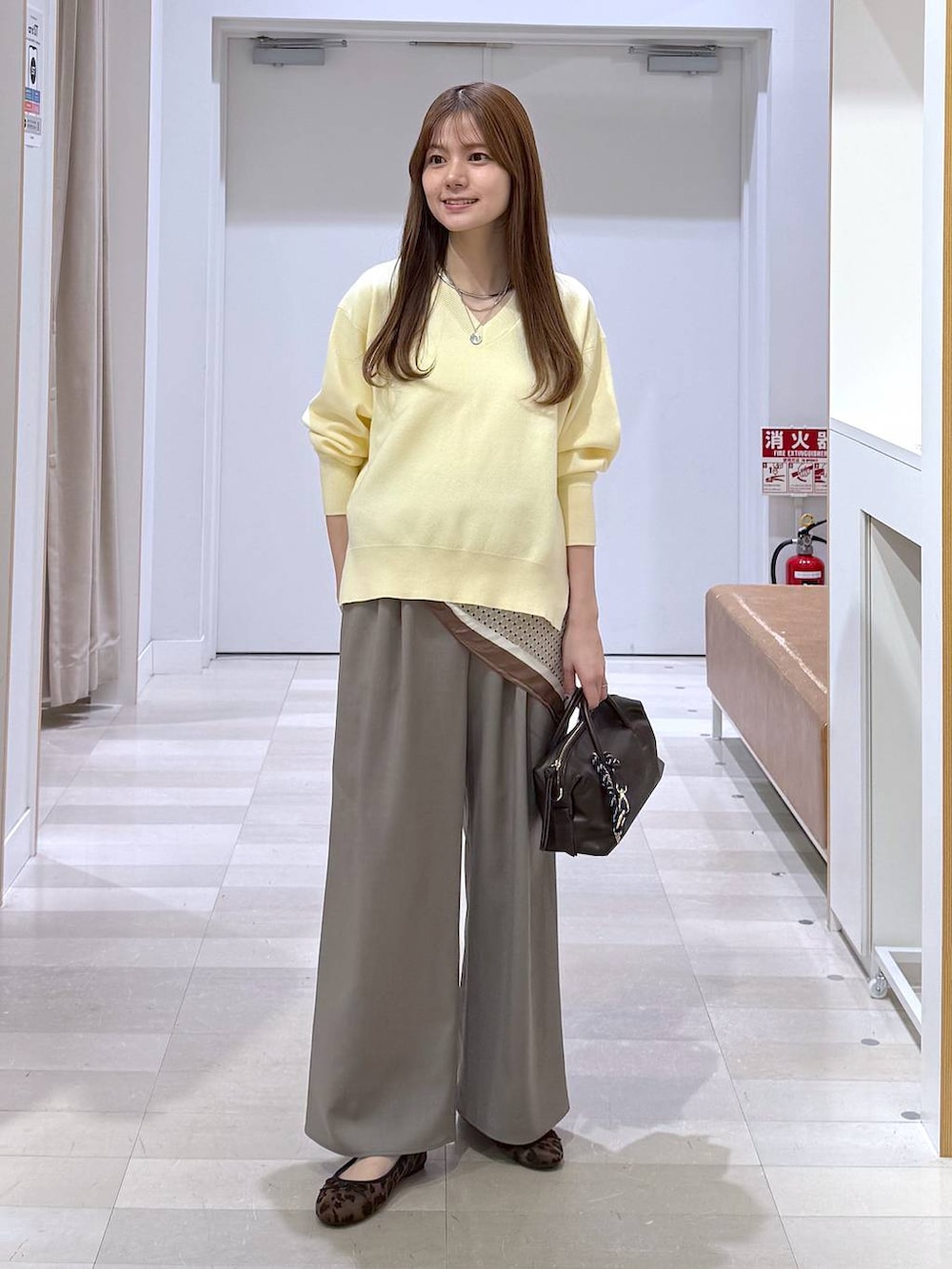 その他のバレエシューズ、イエロー系のニット/セーター、ブラウン系のボストンバッグを着用したレディースの春コーディネートの4枚目の写真
