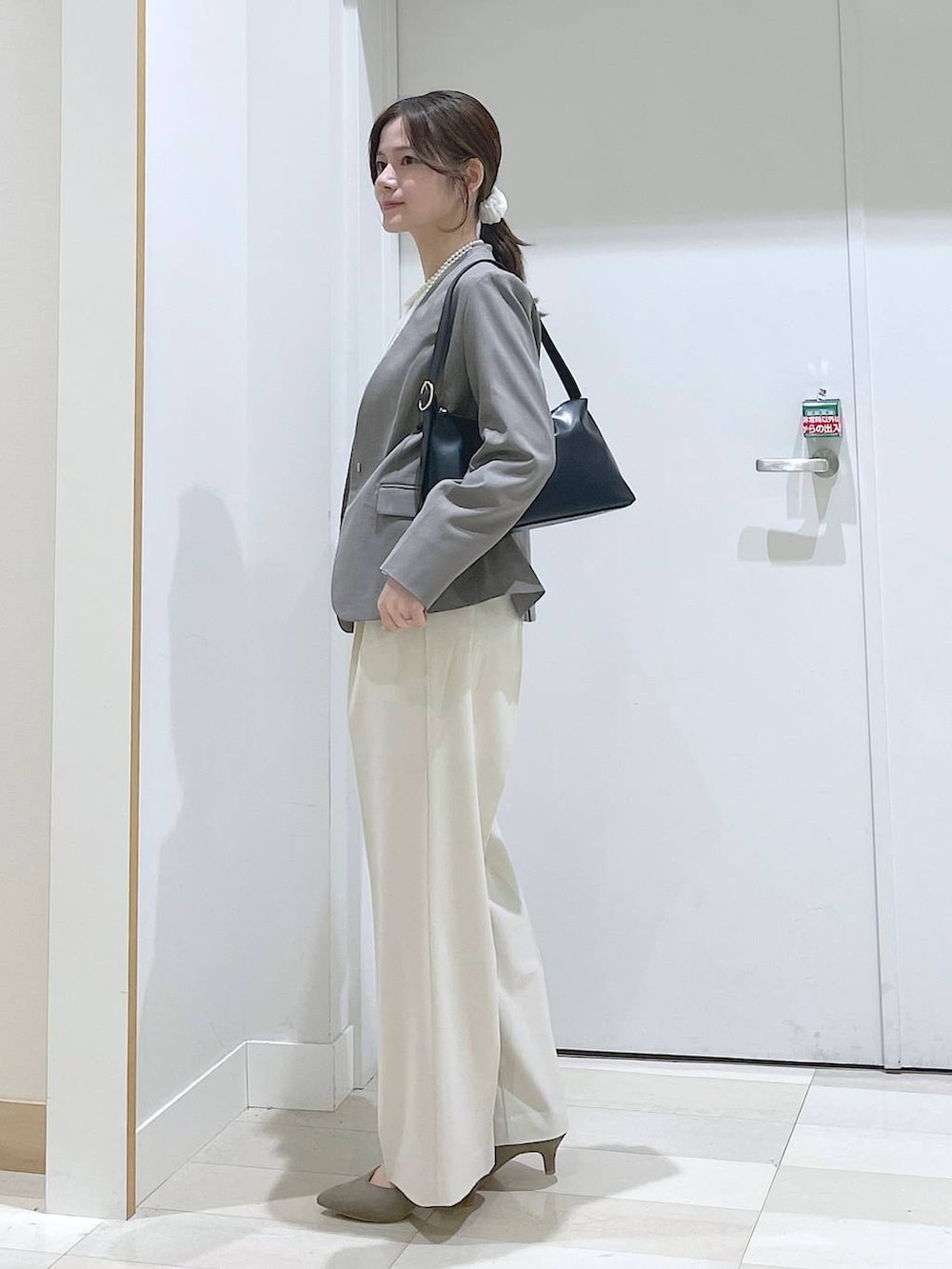 ホワイト系のその他パンツ、ブラウン系のノーカラージャケット、ベージュ系のパンプスを着用したレディースの春コーディネートの2枚目の写真