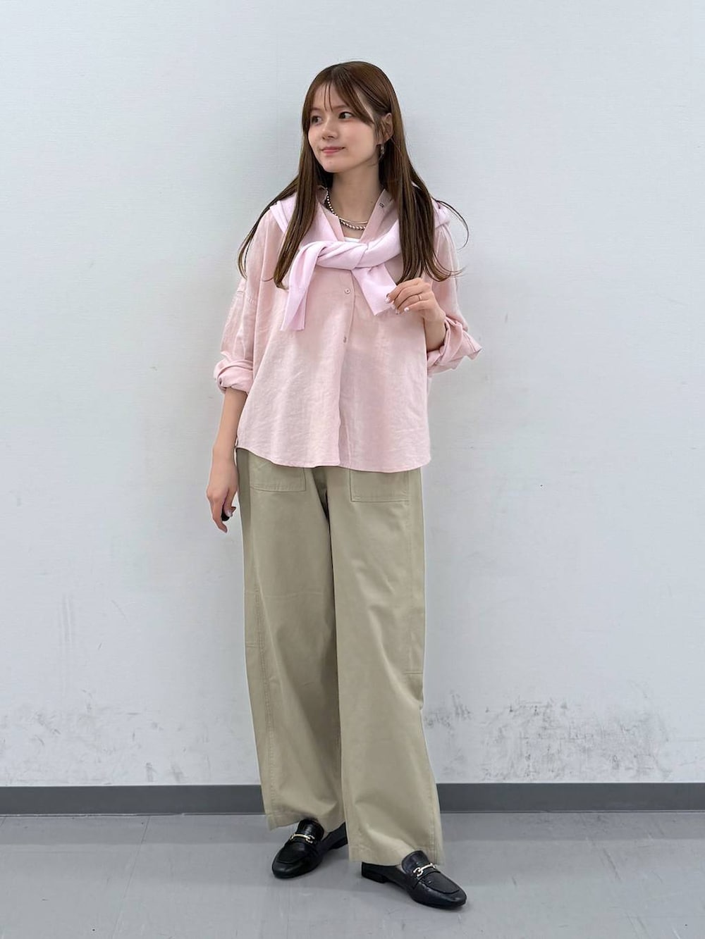 ブラック系のローファー、ピンク系のシャツ/ブラウス、ピンク系のニット/セーターを着用したレディースの春コーディネートの4枚目の写真