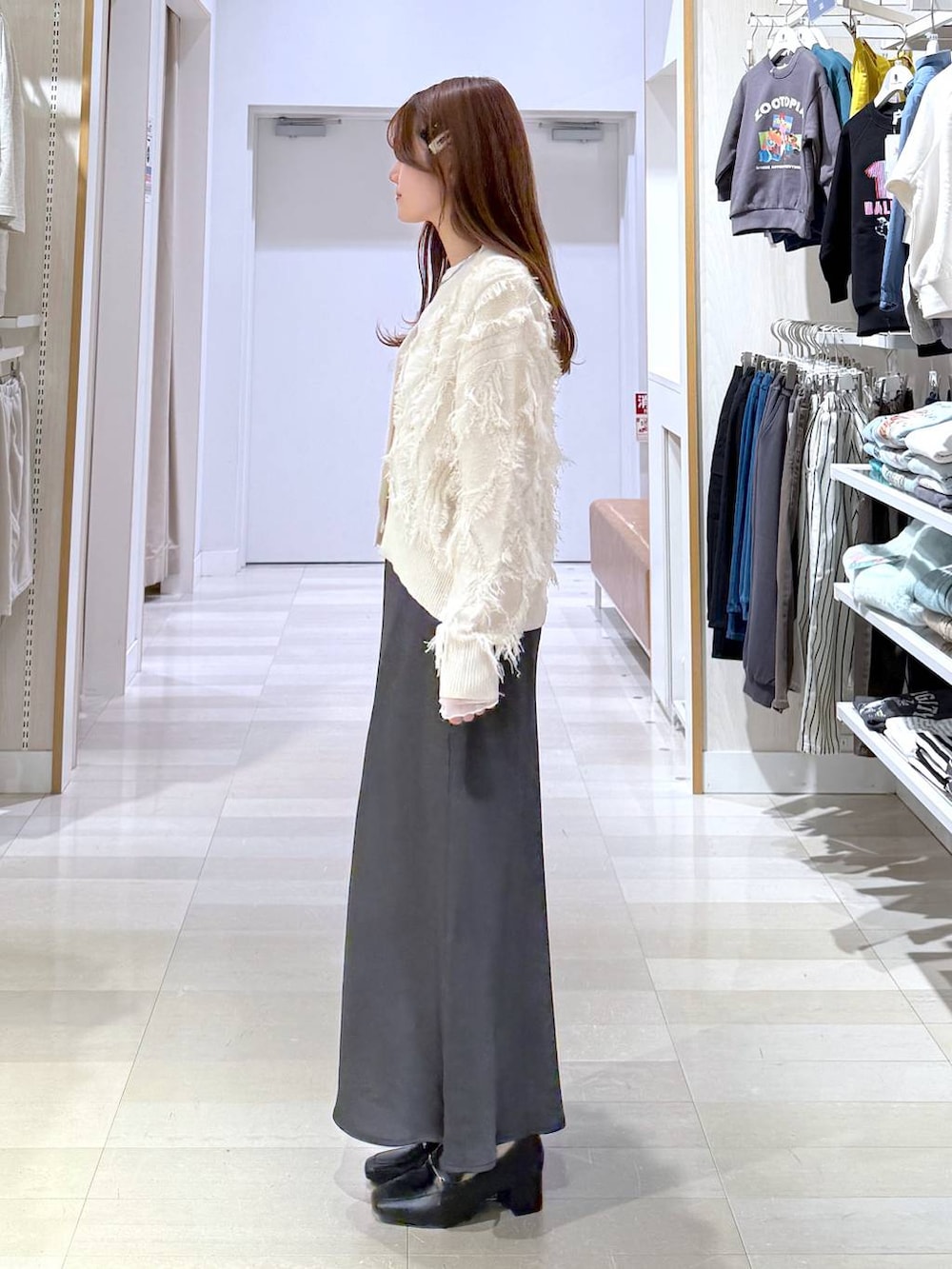 ブラック系のローファー、ホワイト系のTシャツ/カットソー、グレー系のスカートを着用したレディースの冬コーディネートの2枚目の写真