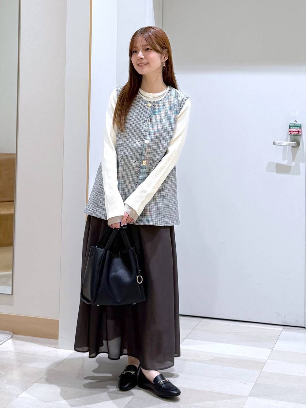 ブラック系のローファー、ブラック系のトートバッグ、ホワイト系のその他アウターを着用したレディースの春コーディネートの4枚目の写真