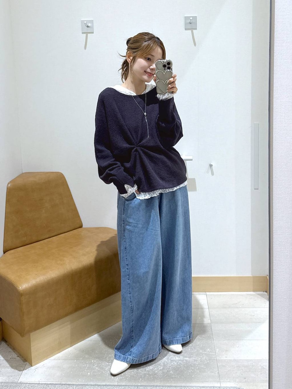 ベージュ系のパンプス、グレー系のニット/セーター、ホワイト系のTシャツ/カットソーを着用したレディースの夏コーディネートの6枚目の写真