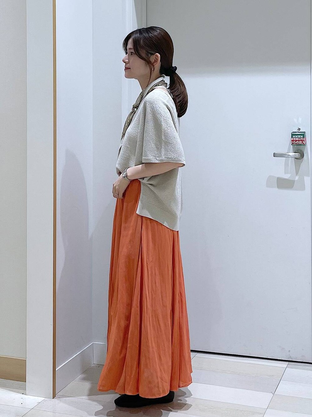 ブラック系のその他シューズ、ブラック系のショルダーバッグ、ベージュ系のニット/セーターを着用したレディースの春コーディネートの2枚目の写真