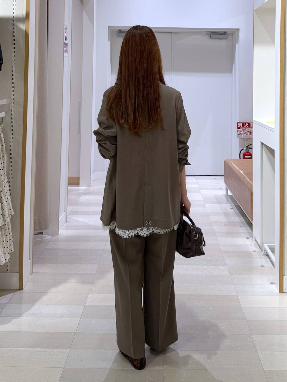 その他のバレエシューズ、ブラウン系のその他パンツ、ホワイト系のキャミソールを着用したレディースの春コーディネートの4枚目の写真