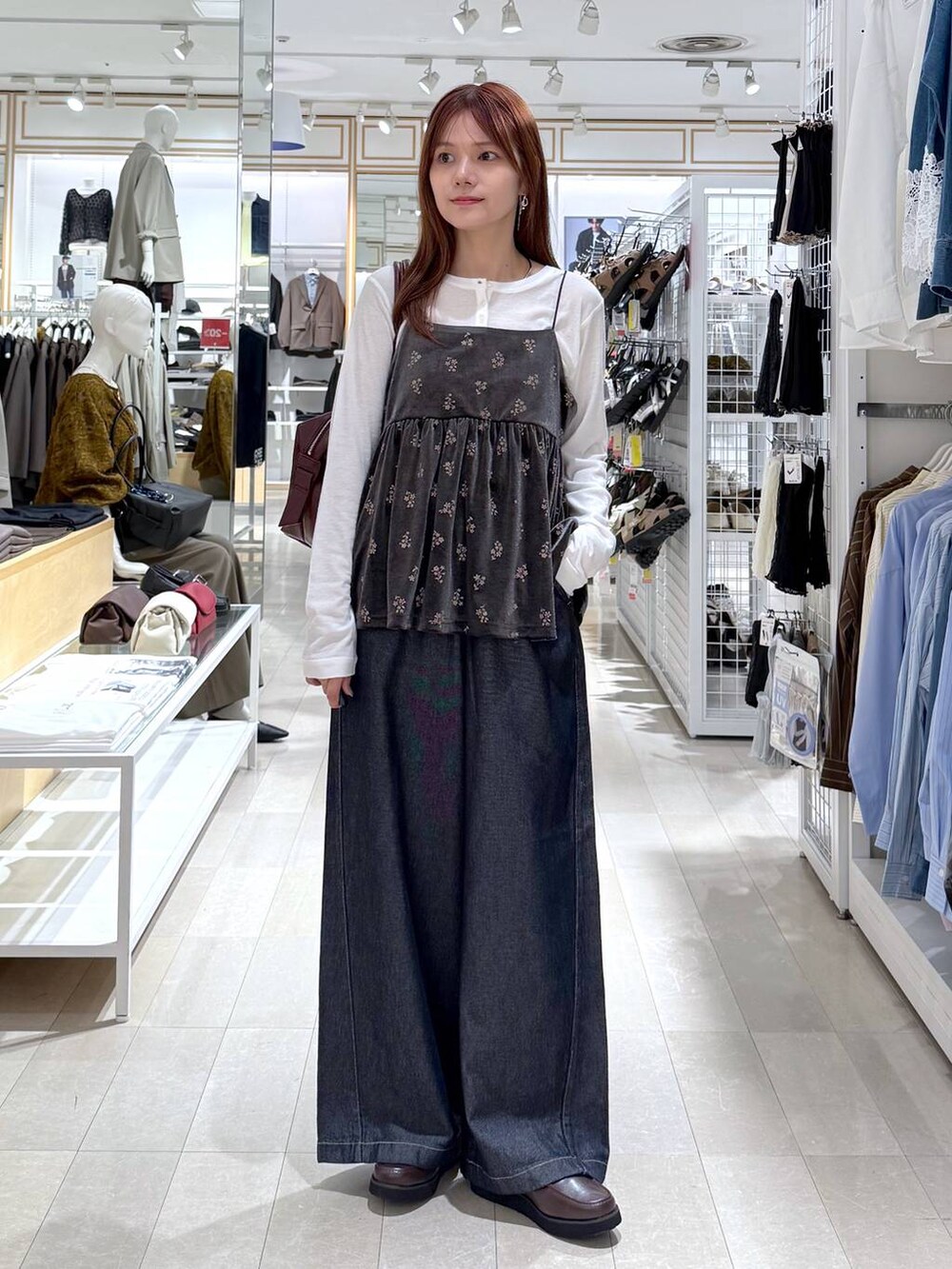 ホワイト系のTシャツ/カットソー、ブラウン系のキャミソール、ブラウン系のローファーを着用したレディースの秋コーディネートの4枚目の写真