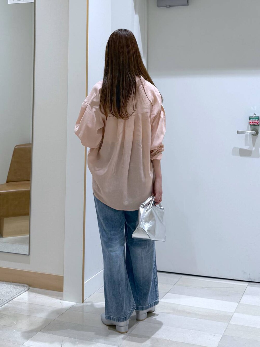 シルバー系のショルダーバッグ、シルバー系のパンプス、ホワイト系のタンクトップを着用したレディースの春コーディネートの3枚目の写真