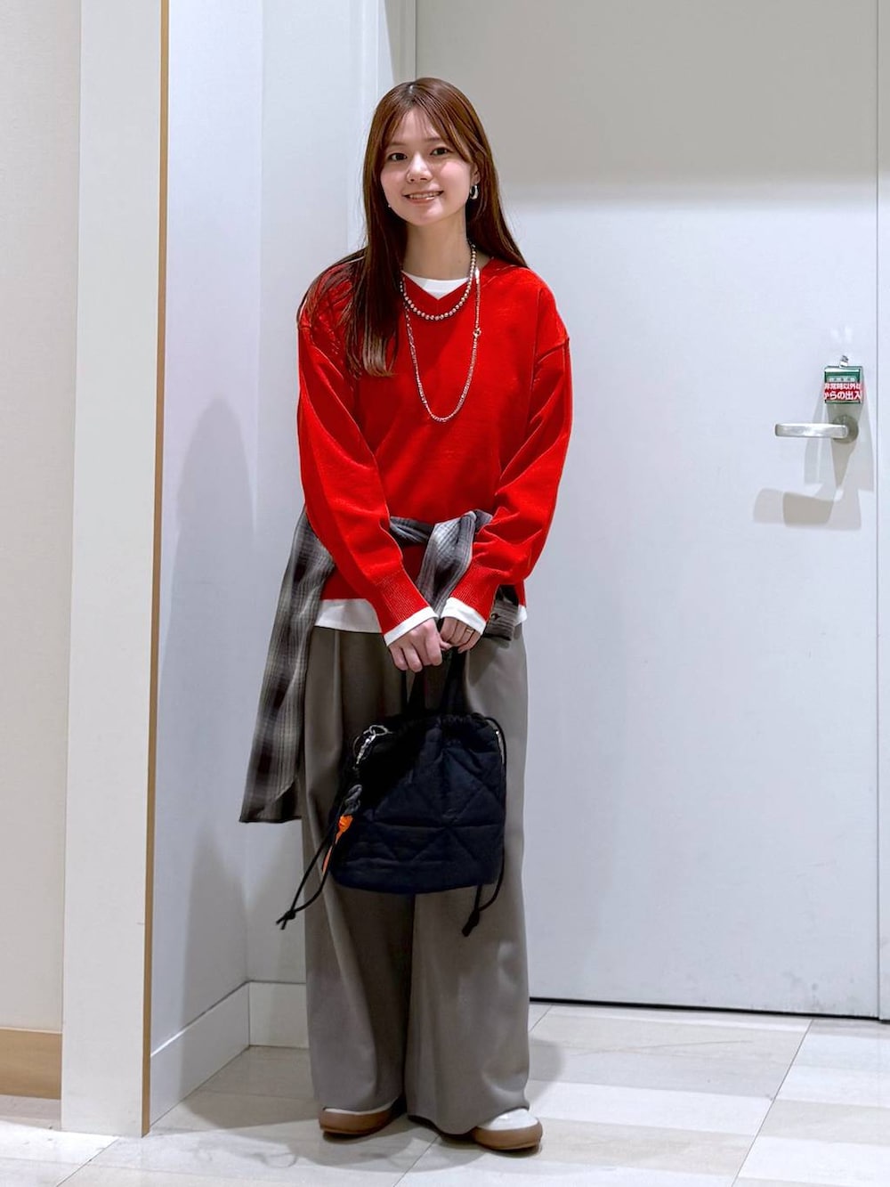 ホワイト系のスニーカー、ホワイト系のTシャツ/カットソー、ブラウン系のその他パンツを着用したレディースの春コーディネートの4枚目の写真