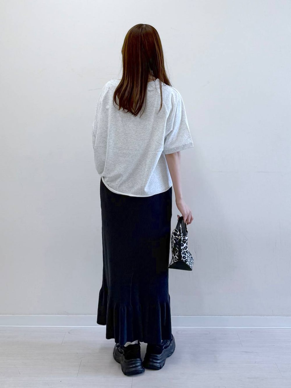 その他のショルダーバッグ、ブラック系のスニーカー、グレー系のTシャツ/カットソーを着用したレディースの秋コーディネートの3枚目の写真