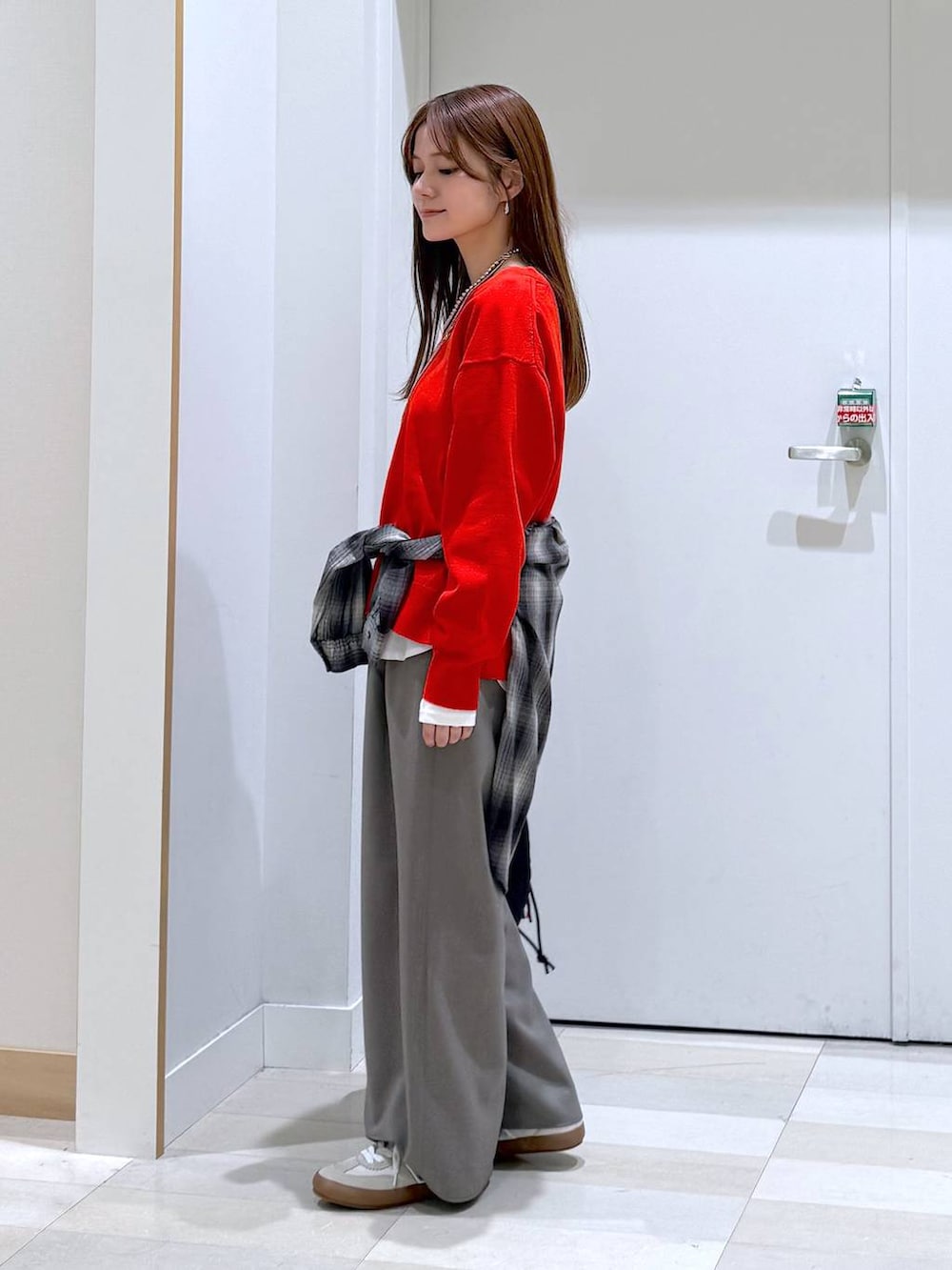 ホワイト系のスニーカー、ホワイト系のTシャツ/カットソー、ブラウン系のその他パンツを着用したレディースの春コーディネートの2枚目の写真