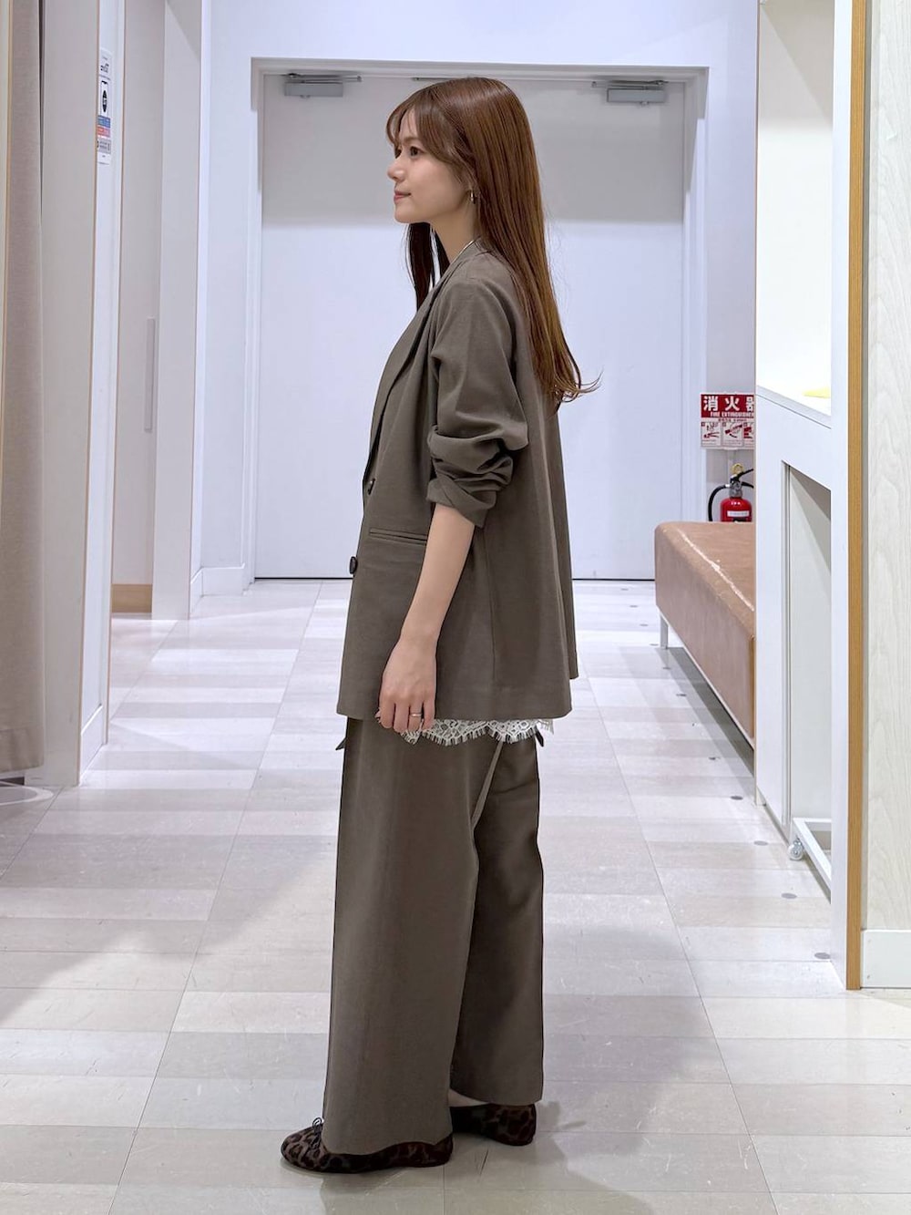 その他のバレエシューズ、ブラウン系のその他パンツ、ホワイト系のキャミソールを着用したレディースの春コーディネートの3枚目の写真