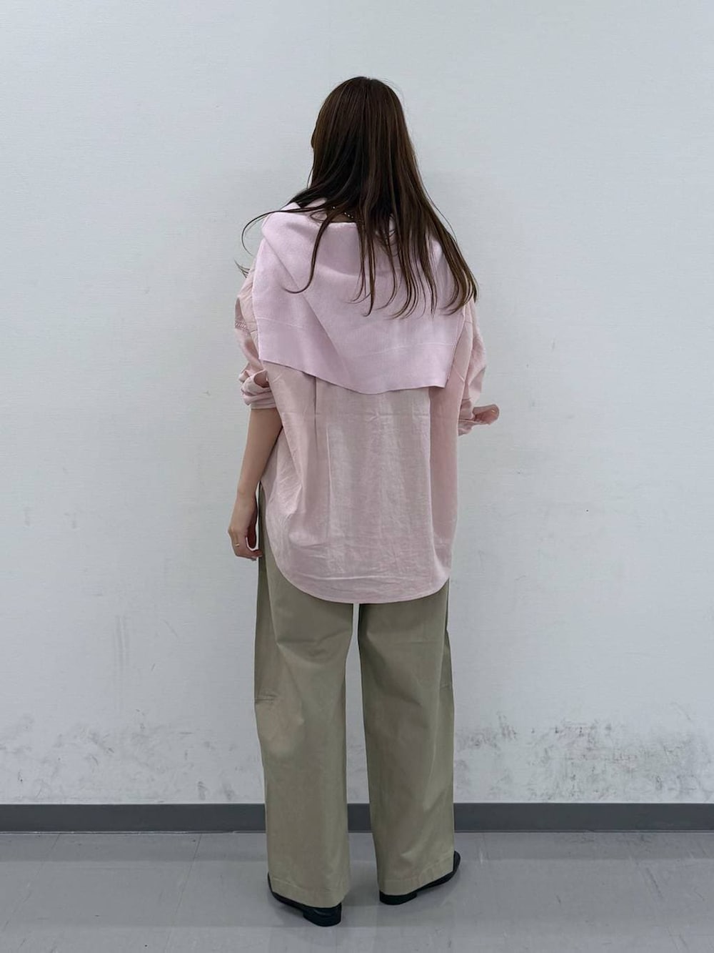 ブラック系のローファー、ピンク系のシャツ/ブラウス、ピンク系のニット/セーターを着用したレディースの春コーディネートの3枚目の写真