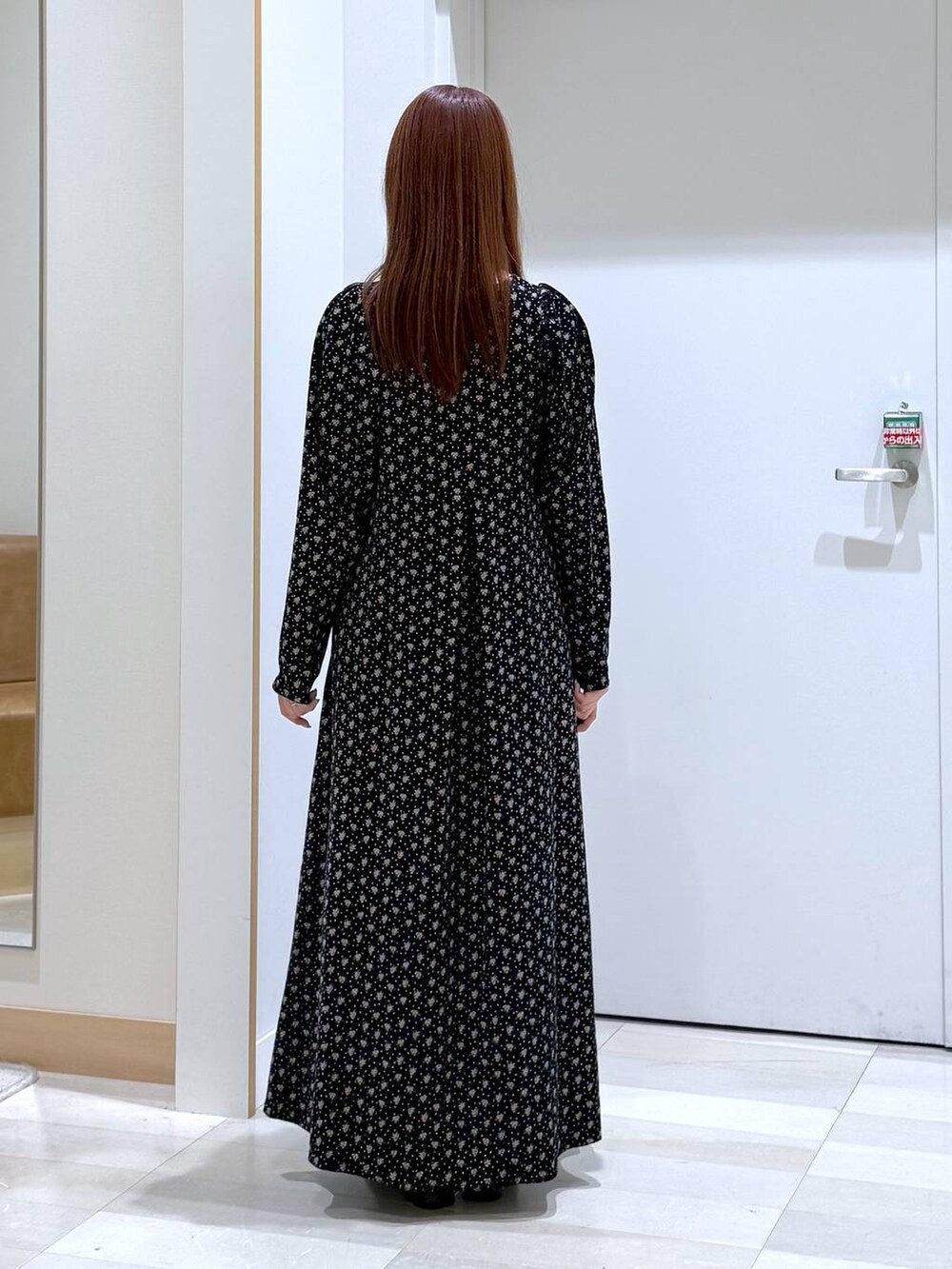 ブラック系のパンプス、シルバー系のネックレスを着用したレディースの秋コーディネートの3枚目の写真