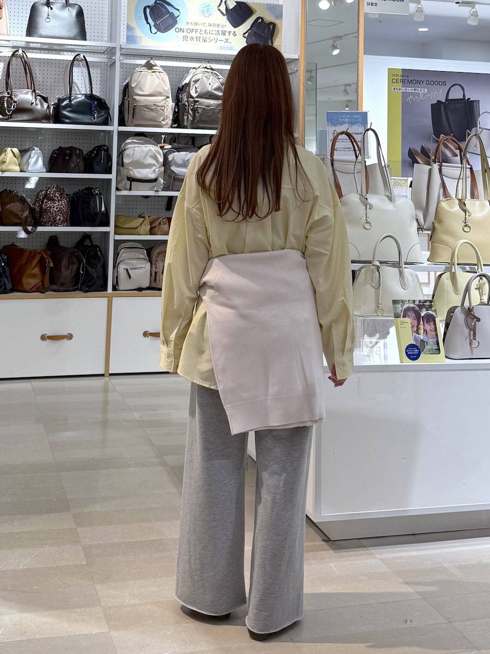 イエロー系のシャツ/ブラウス、グレー系のスウェットパンツ、ベージュ系のカーディガン/ボレロを着用したレディースの春コーディネートの3枚目の写真