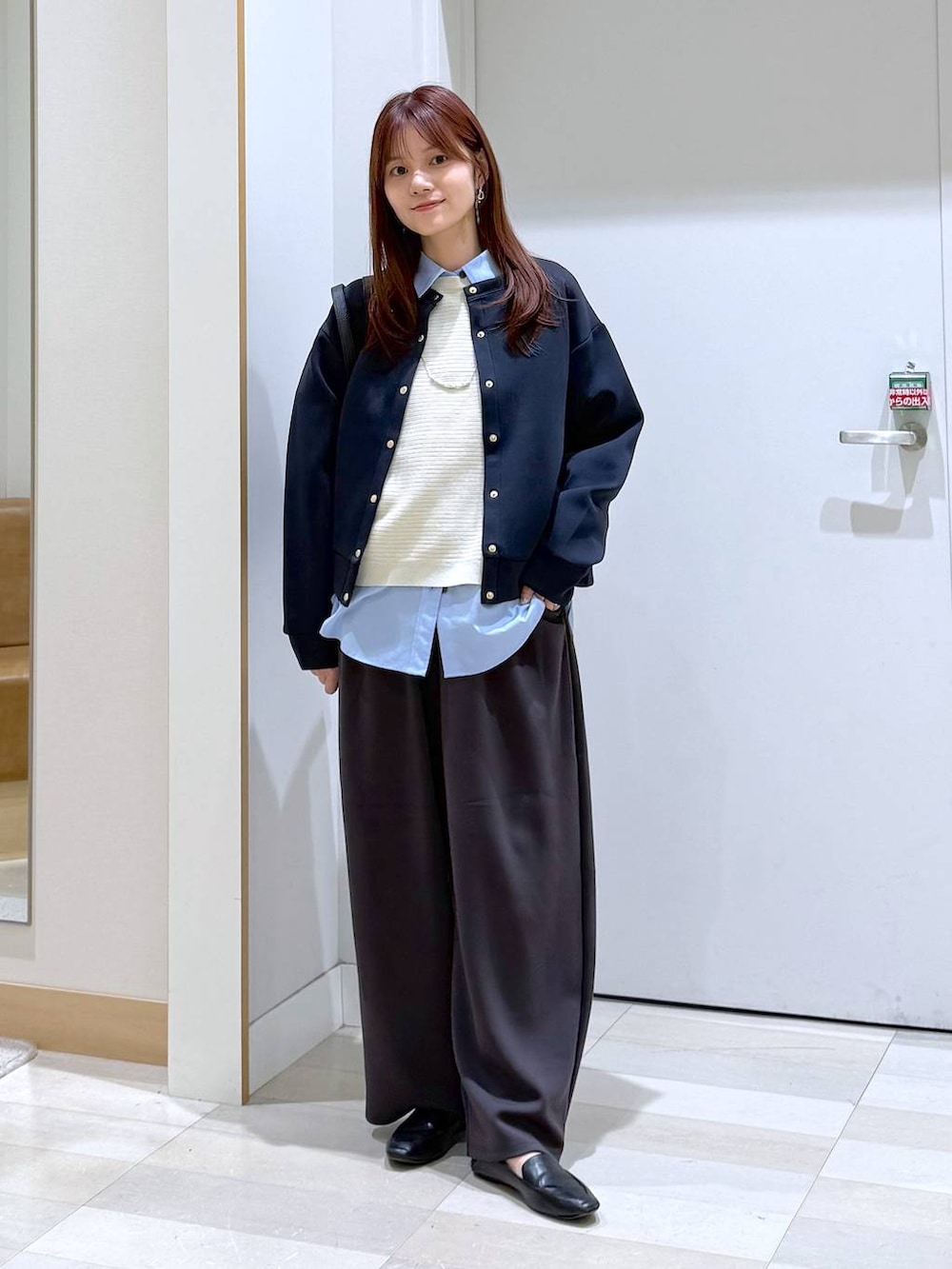 ブルー系のカーディガン/ボレロ、ブラック系のトートバッグ、ブラック系のその他シューズを着用したレディースの秋コーディネートの5枚目の写真