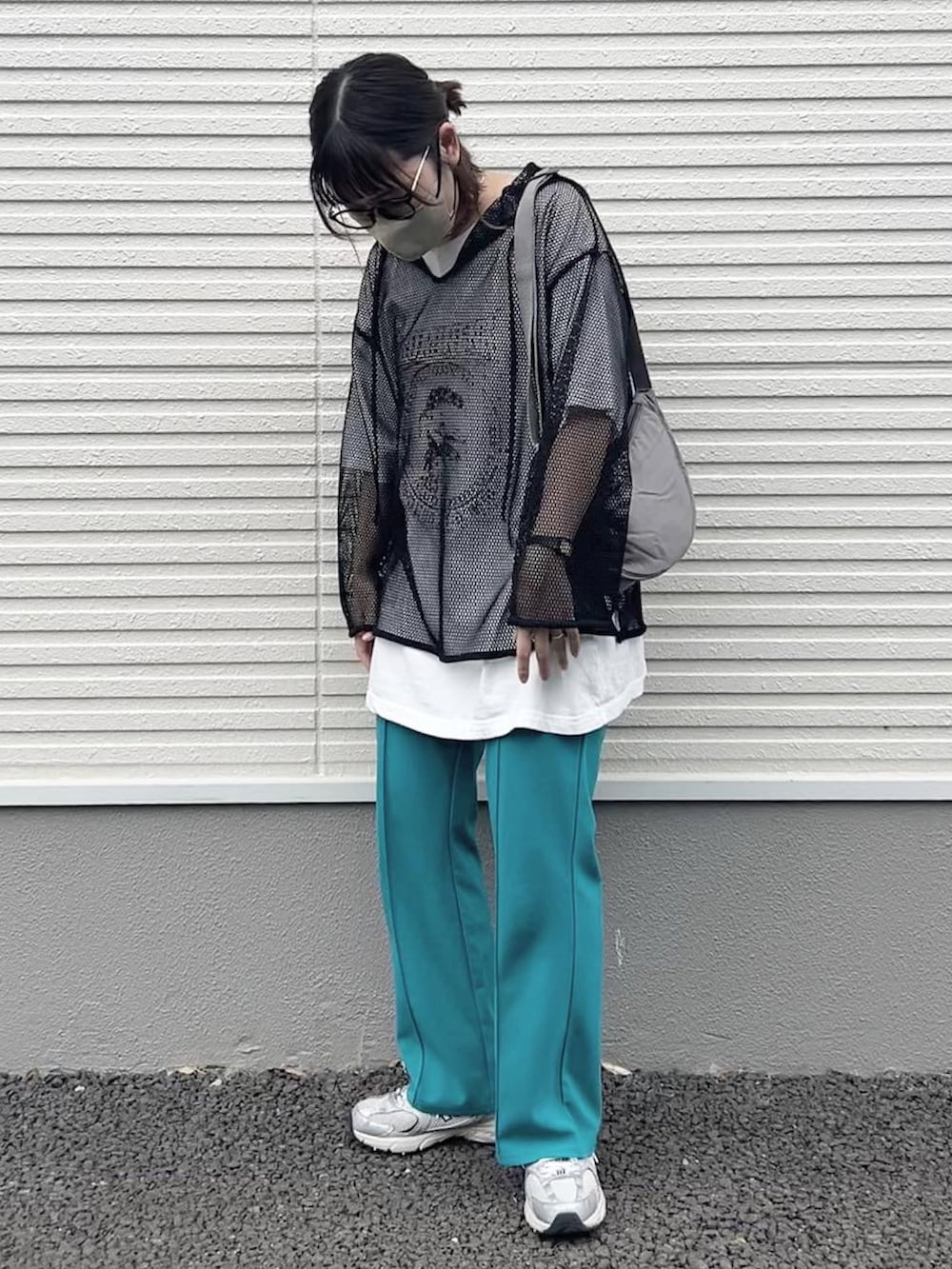 グレー系のショルダーバッグ、ホワイト系のTシャツ/カットソー、シルバー系のスニーカーを着用したレディースの夏コーディネートの2枚目の写真