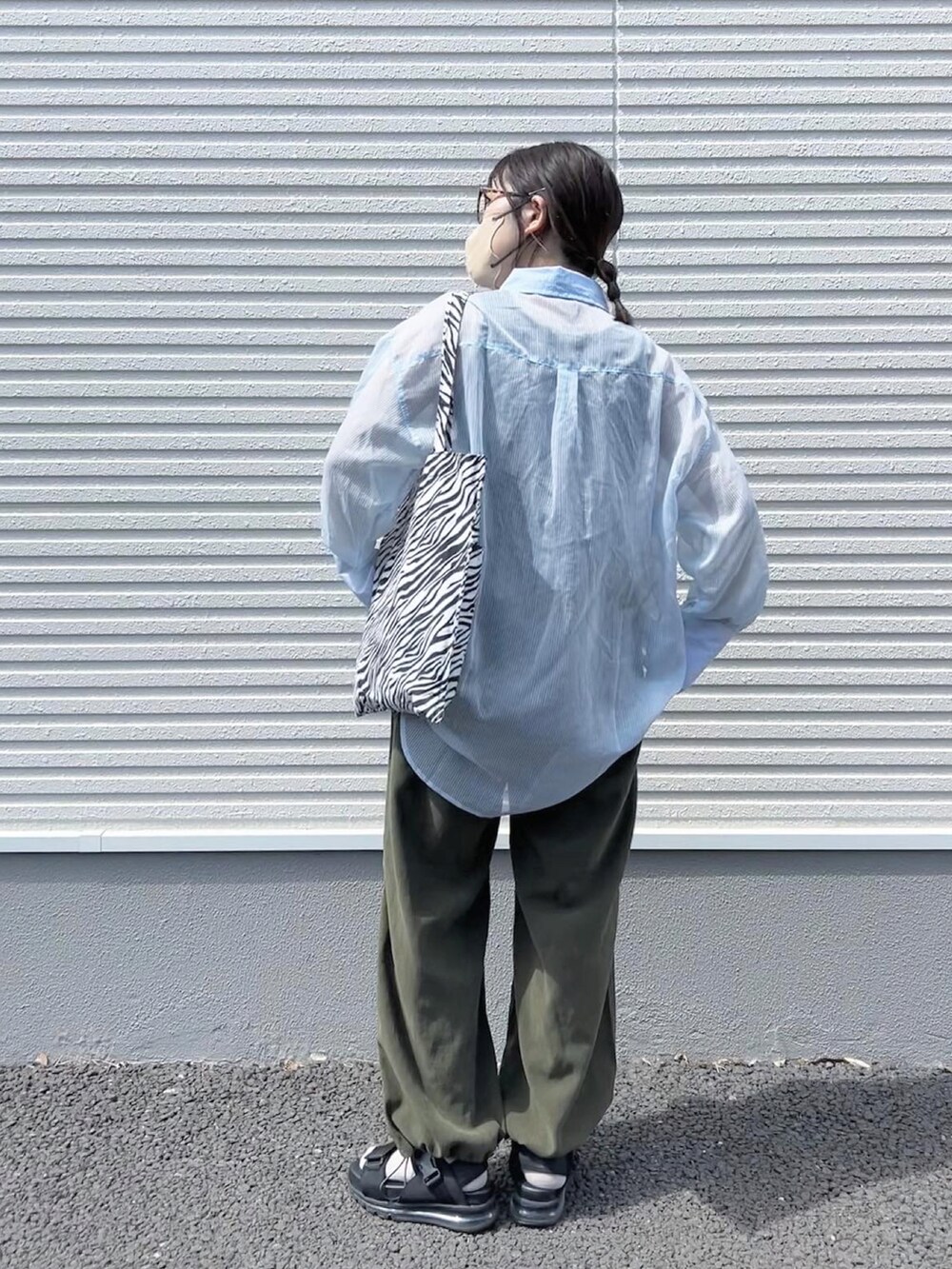 ピンク系のトートバッグ、グリーン系のその他パンツ、ブラック系のサンダルを着用したレディースの春コーディネートの3枚目の写真