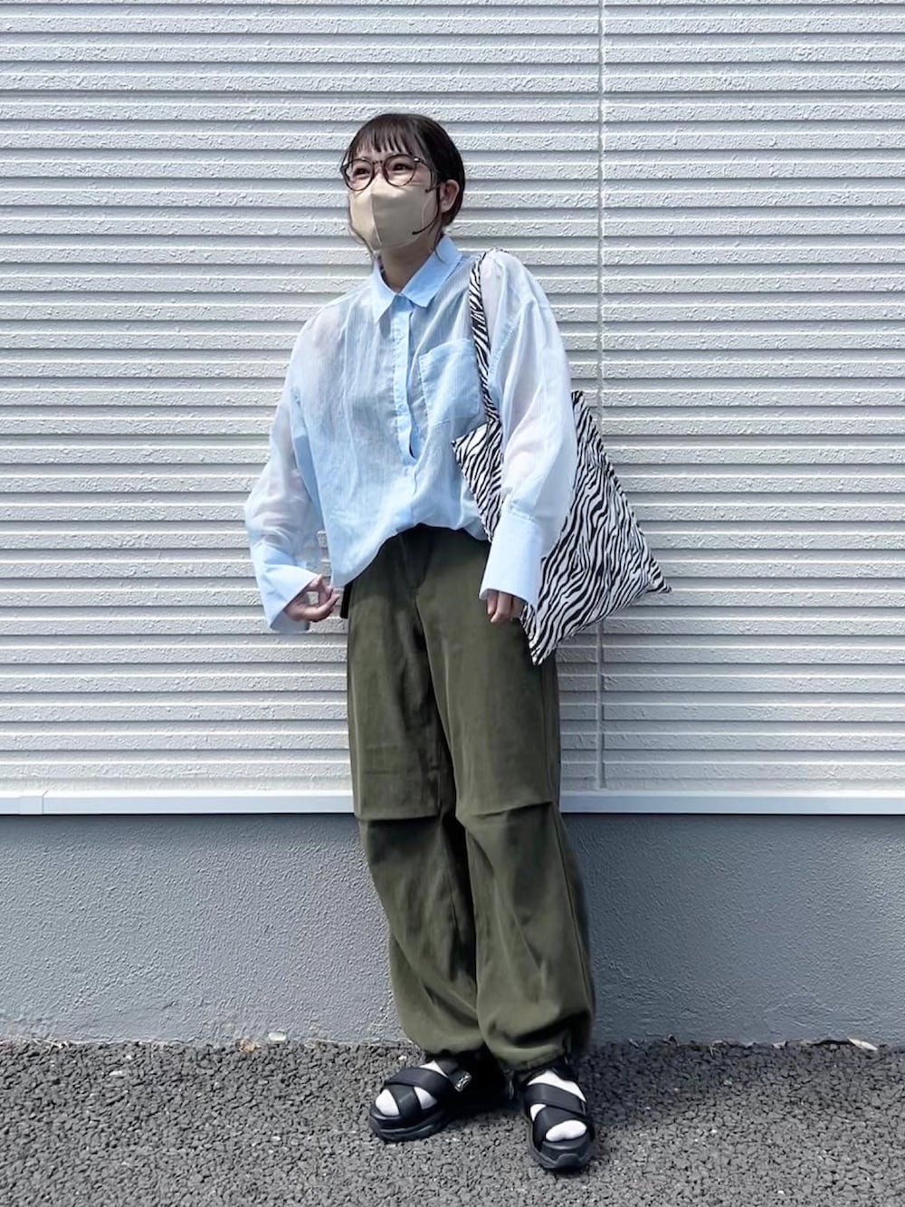 ピンク系のトートバッグ、グリーン系のその他パンツ、ブラック系のサンダルを着用したレディースの春コーディネートの2枚目の写真