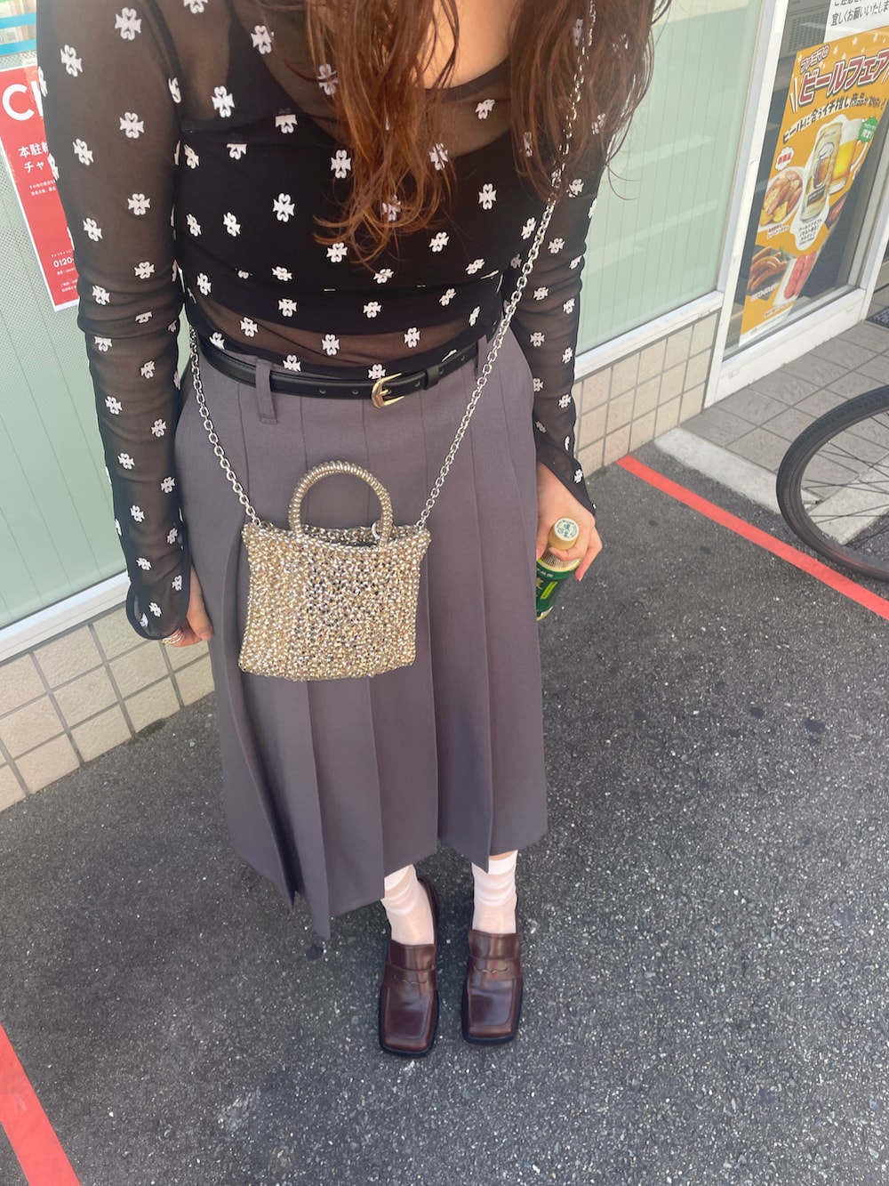 「秋っぽコーデ更新中、秋、休日スタイル、お出かけコーデ、ミニバッグ、プリーツスカート、秋のコーデ、ローファー、アンテプリマ」｜「SORINのSWAN LAKE U-NECK TOP（Tシャツ/カットソー、ブラック系）」を使った、yu.さん（レディース・159cm）の秋コーディネートの2枚目の写真
