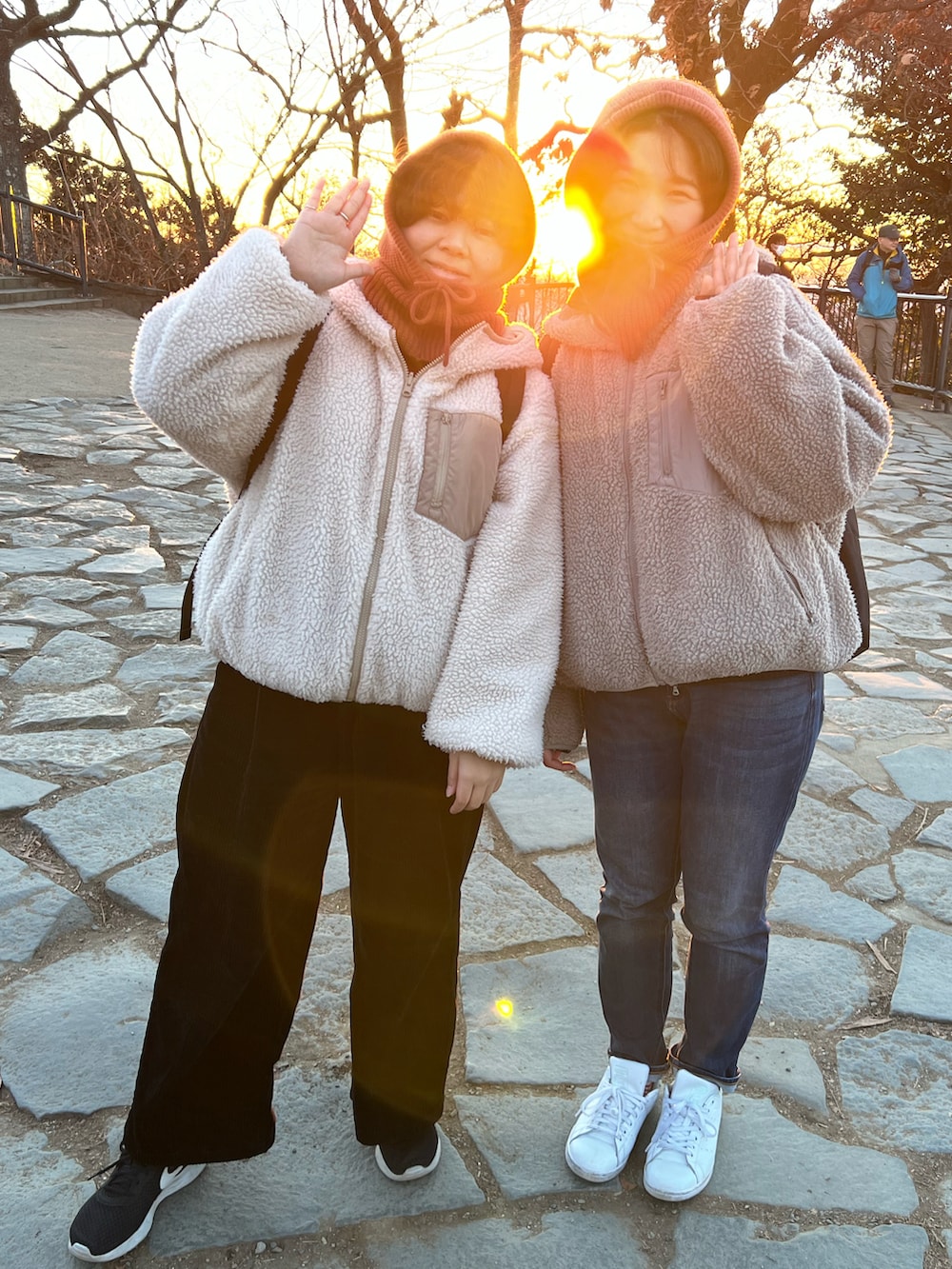 ブラック系のバックパック/リュック、ブラック系のパンツ、ブラック系のスニーカーを着用したレディースの冬コーディネートの2枚目の写真