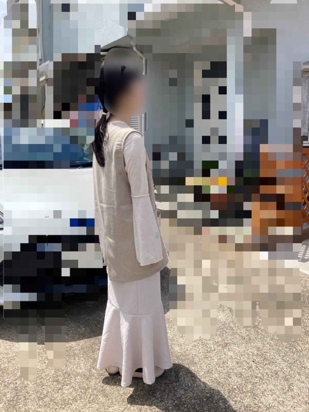 ホワイト系のバレエシューズ、グレー系のベスト、その他のその他を着用したレディースの春コーディネートの2枚目の写真